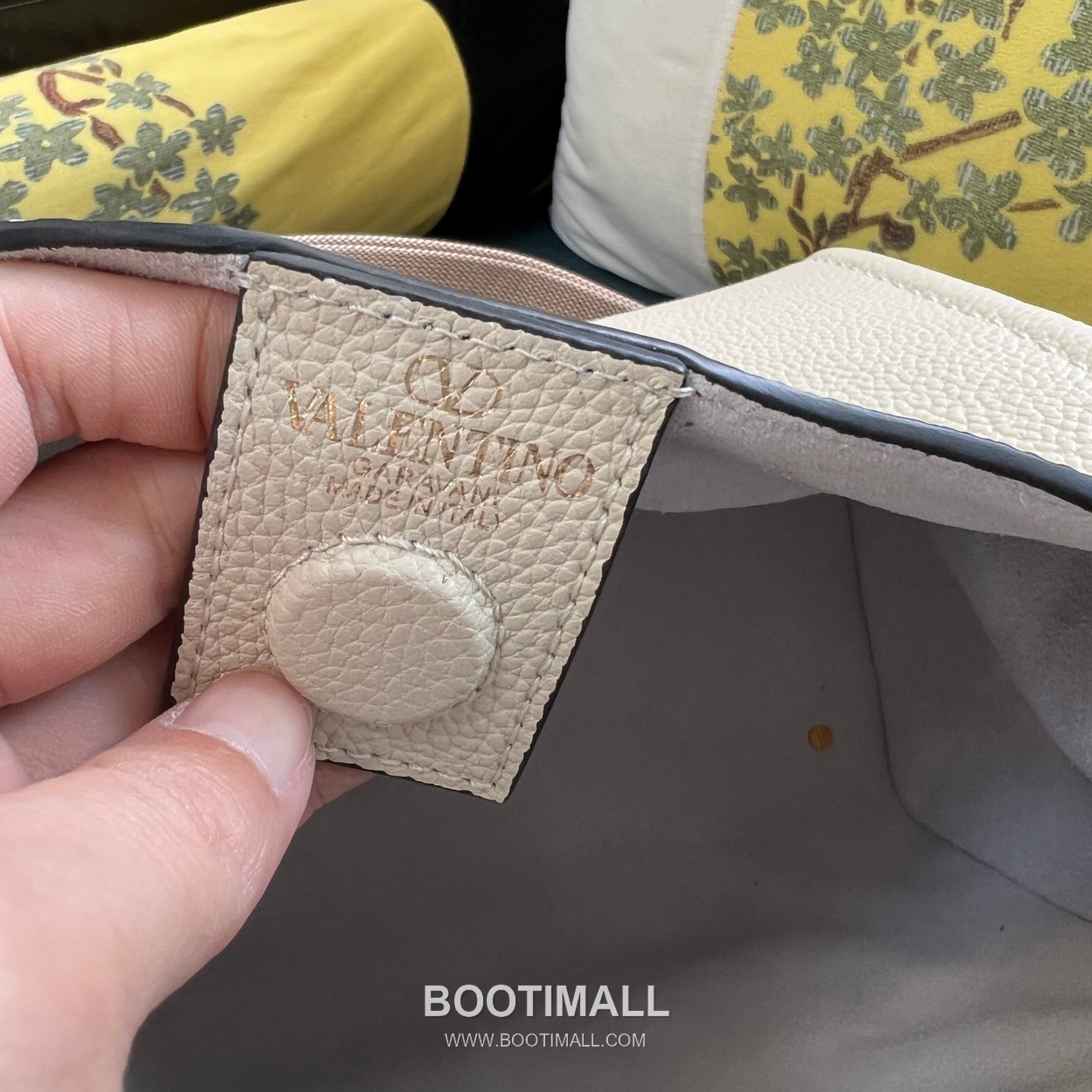 Valentino Garavani VLogo Signature Medium Grained Calfskin Tote Bag 발렌티노 가라바니 브이로고 시그니처 미디엄 2089M 그레인드 카프스킨 토트백 26cm 9