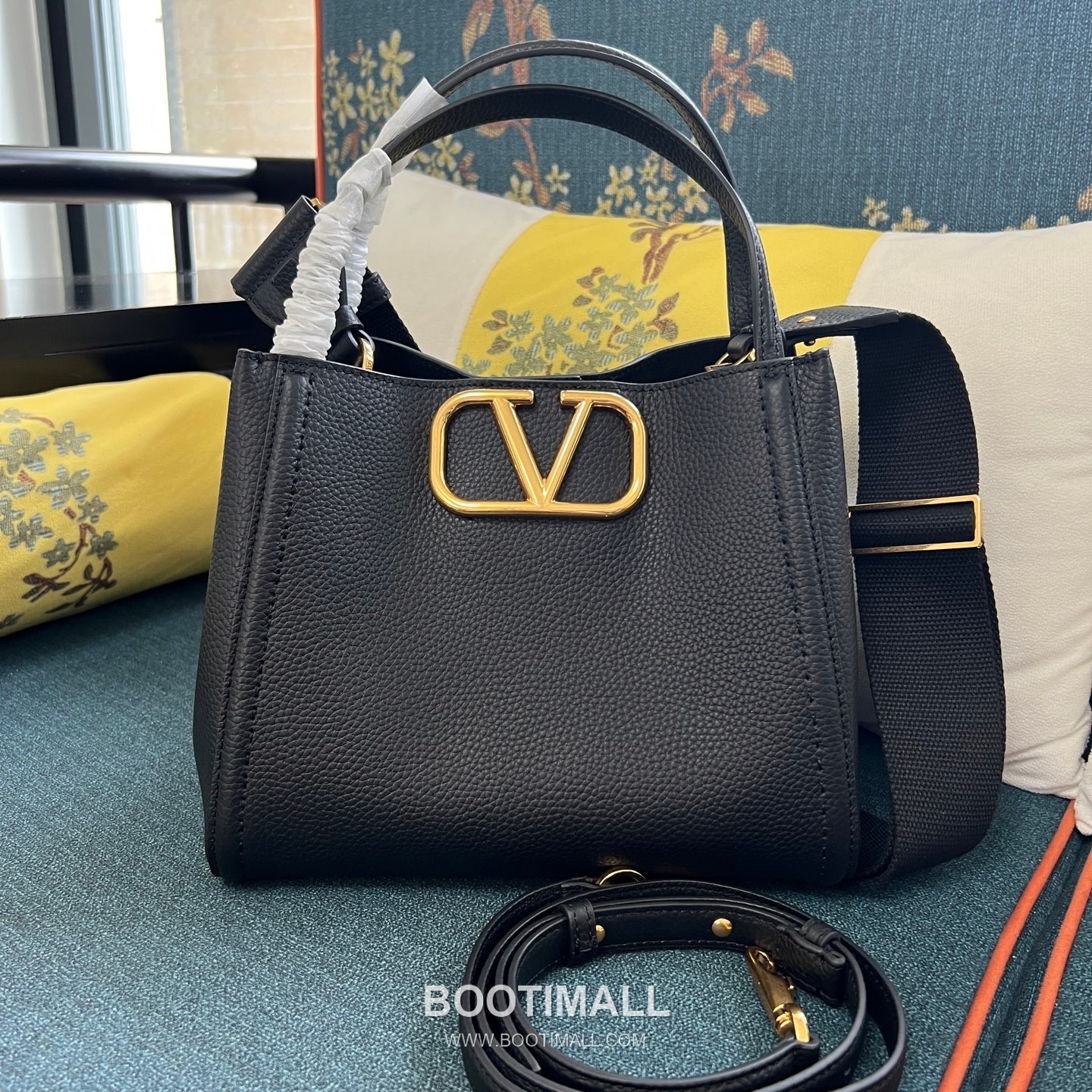 Valentino Garavani VLogo Signature Medium Grained Calfskin Tote Bag 발렌티노 가라바니 브이로고 시그니처 미디엄 2089M 그레인드 카프스킨 토트백 26cm 1