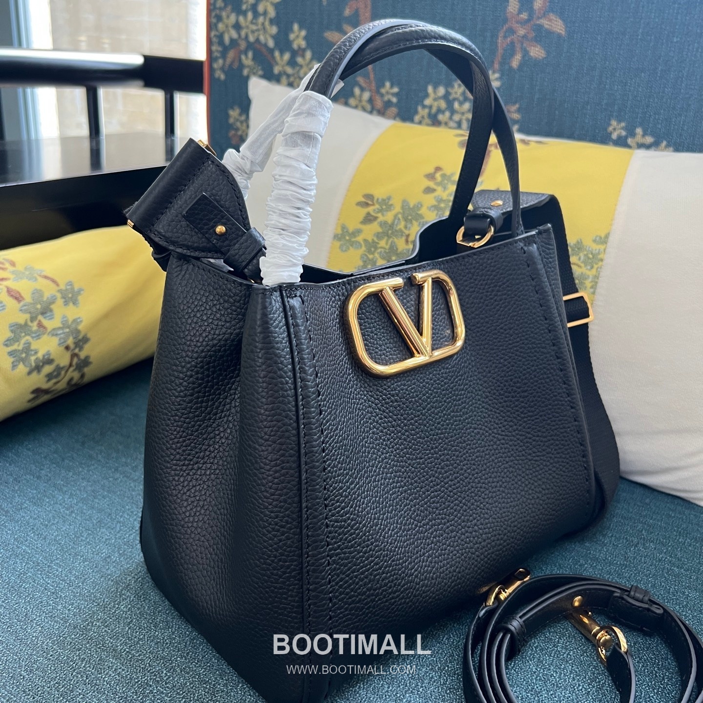 Valentino Garavani VLogo Signature Medium Grained Calfskin Tote Bag 발렌티노 가라바니 브이로고 시그니처 미디엄 2089M 그레인드 카프스킨 토트백 26cm 2