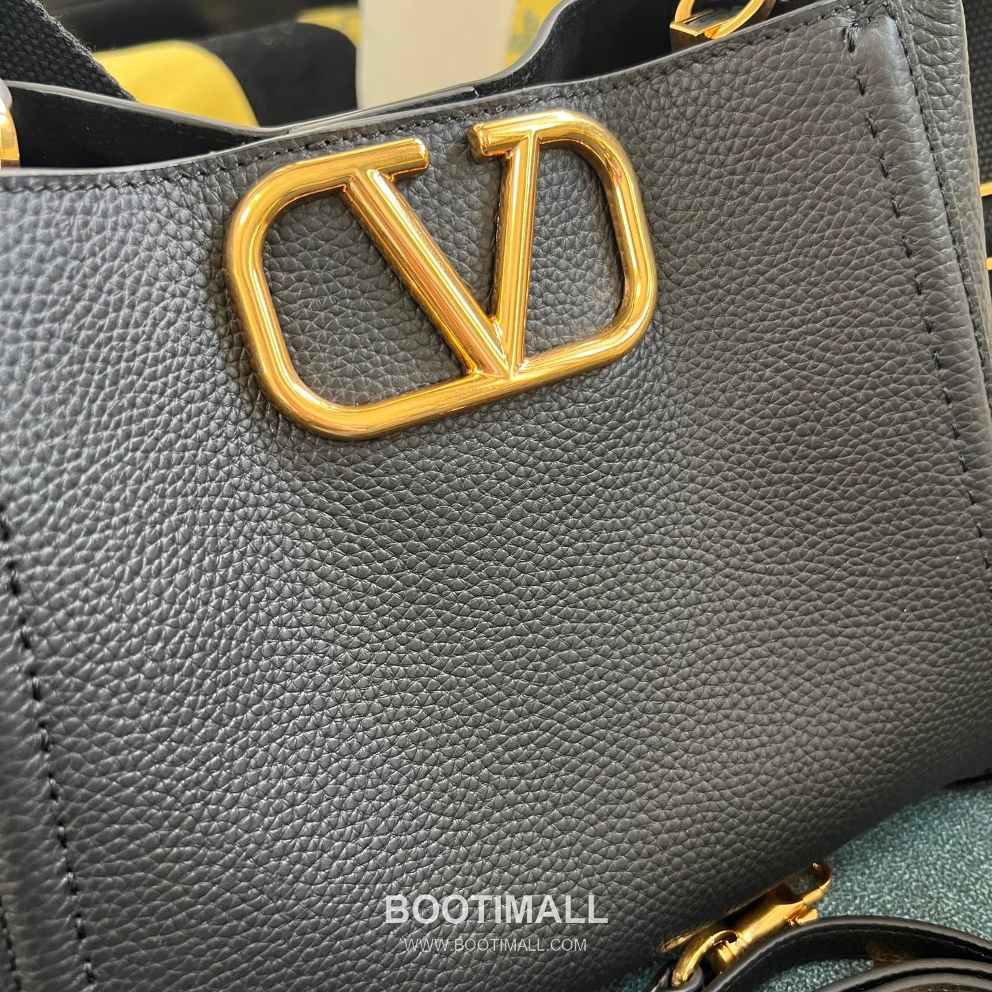 Valentino Garavani VLogo Signature Medium Grained Calfskin Tote Bag 발렌티노 가라바니 브이로고 시그니처 미디엄 2089M 그레인드 카프스킨 토트백 26cm 3