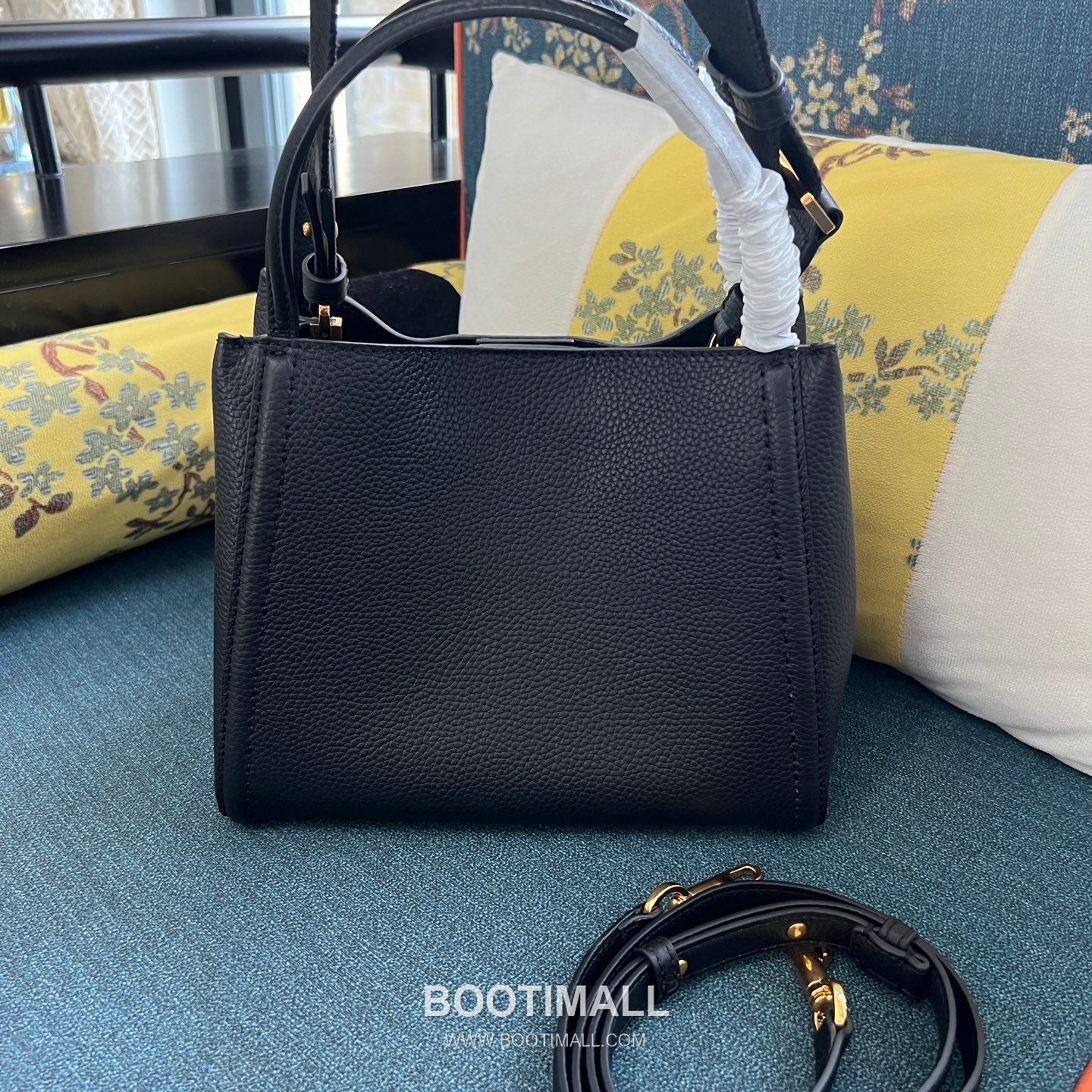 Valentino Garavani VLogo Signature Medium Grained Calfskin Tote Bag 발렌티노 가라바니 브이로고 시그니처 미디엄 2089M 그레인드 카프스킨 토트백 26cm 6
