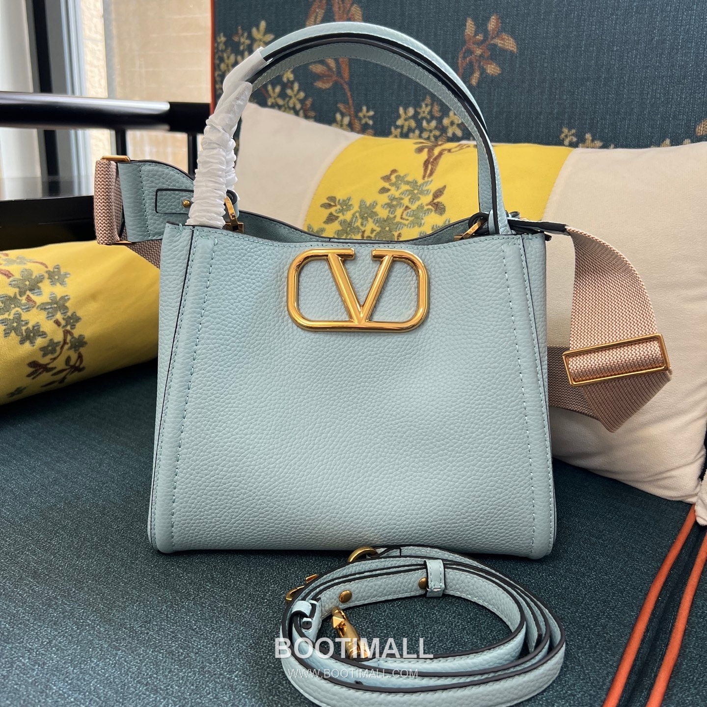 Valentino Garavani VLogo Signature Medium Grained Calfskin Tote Bag 발렌티노 가라바니 브이로고 시그니처 미디엄 2089M 그레인드 카프스킨 토트백 26cm 1