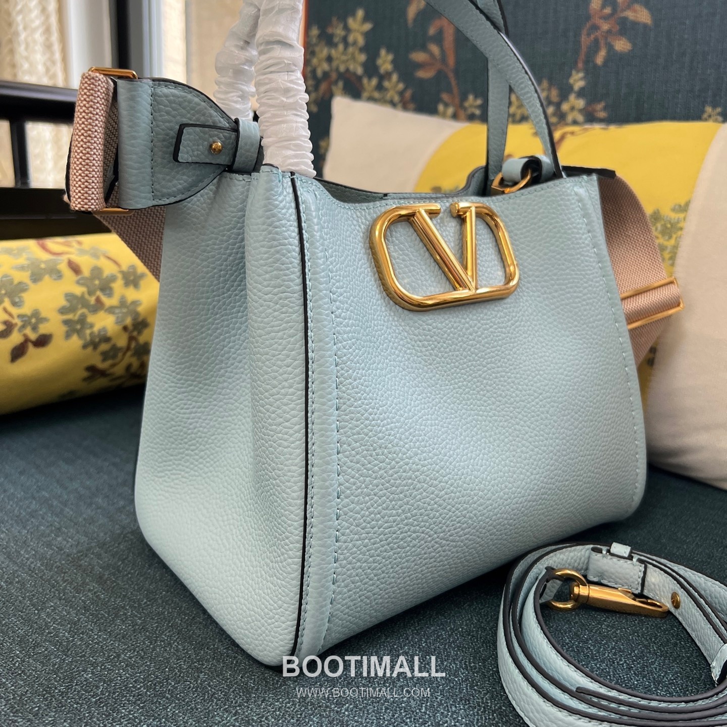 Valentino Garavani VLogo Signature Medium Grained Calfskin Tote Bag 발렌티노 가라바니 브이로고 시그니처 미디엄 2089M 그레인드 카프스킨 토트백 26cm 2