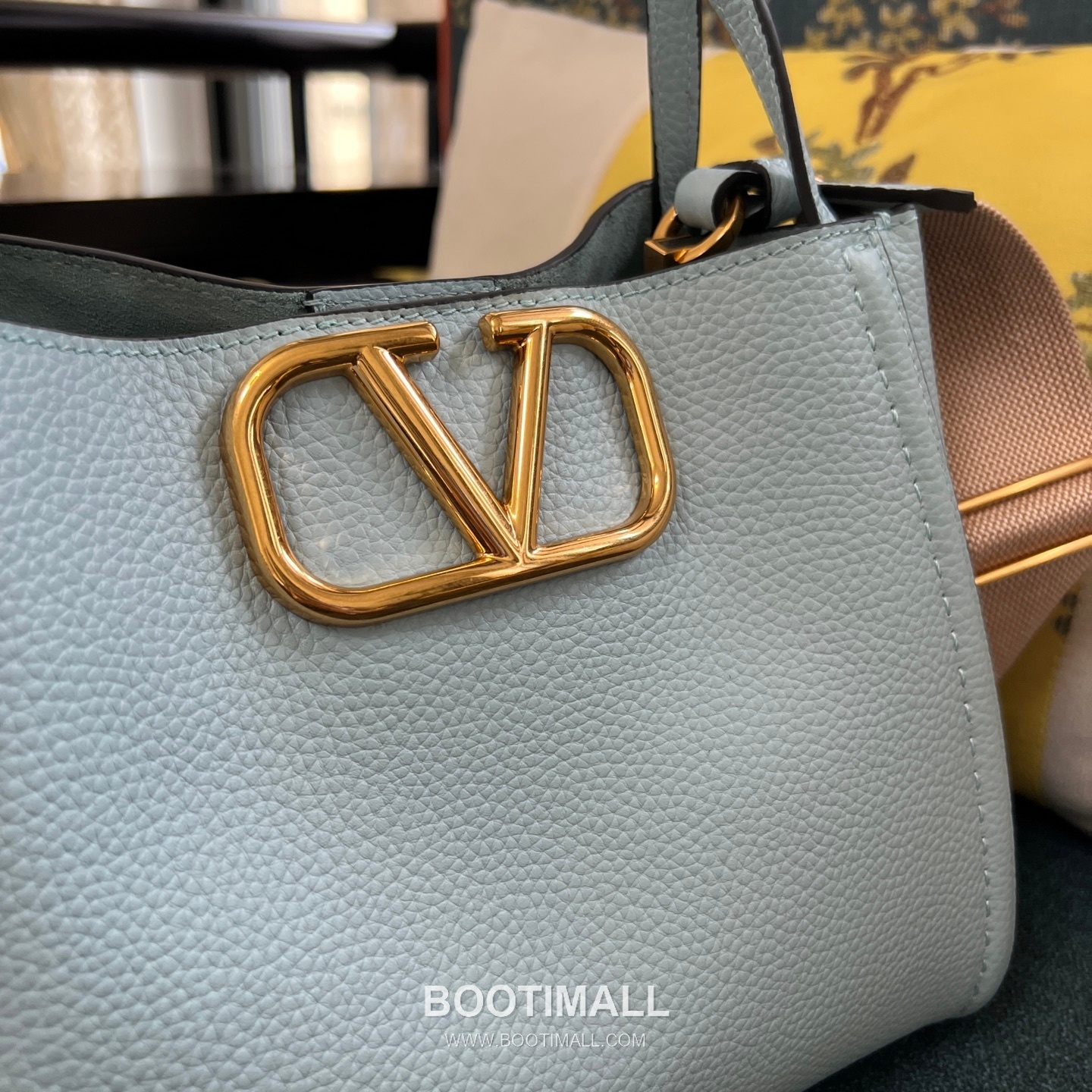 Valentino Garavani VLogo Signature Medium Grained Calfskin Tote Bag 발렌티노 가라바니 브이로고 시그니처 미디엄 2089M 그레인드 카프스킨 토트백 26cm 3