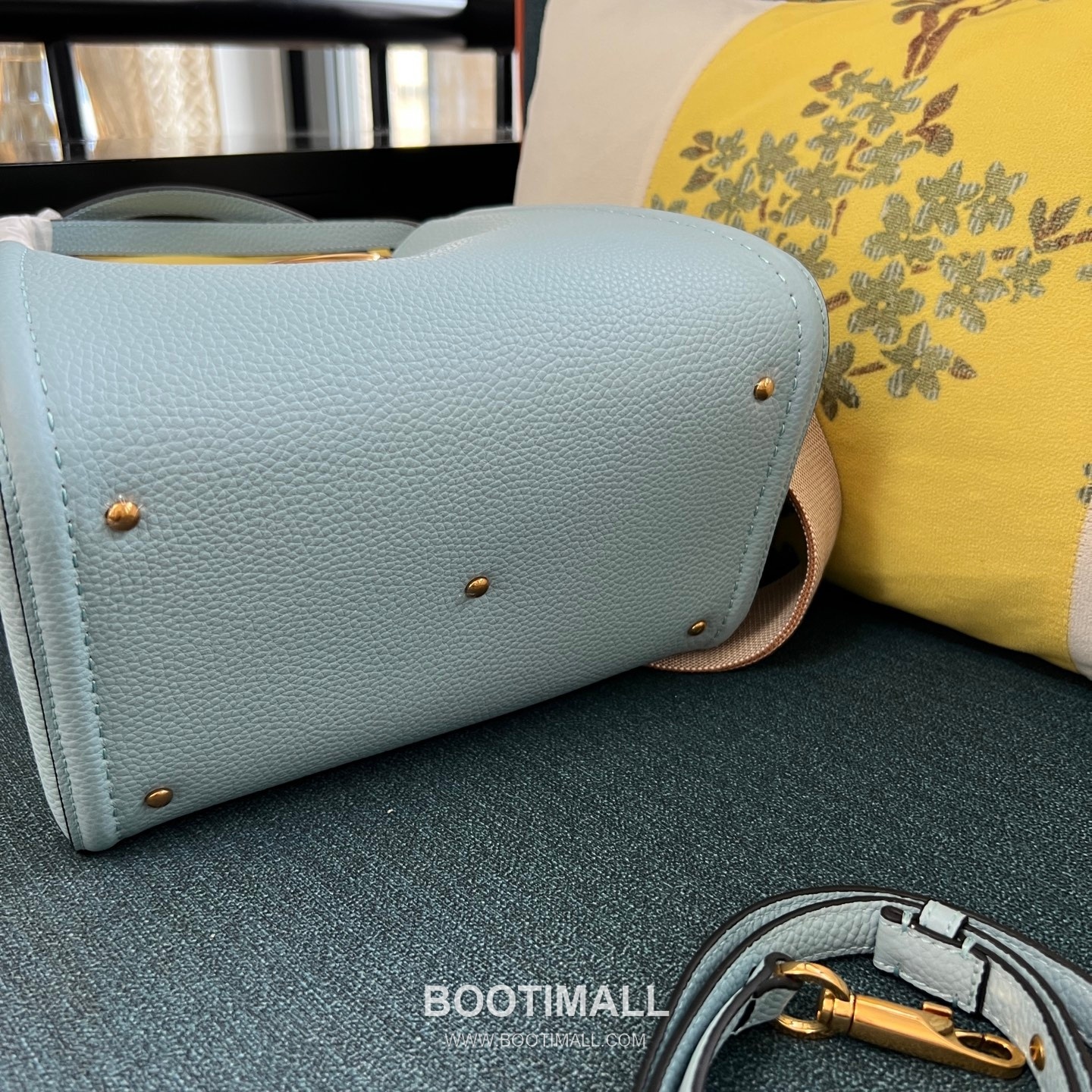 Valentino Garavani VLogo Signature Medium Grained Calfskin Tote Bag 발렌티노 가라바니 브이로고 시그니처 미디엄 2089M 그레인드 카프스킨 토트백 26cm 5