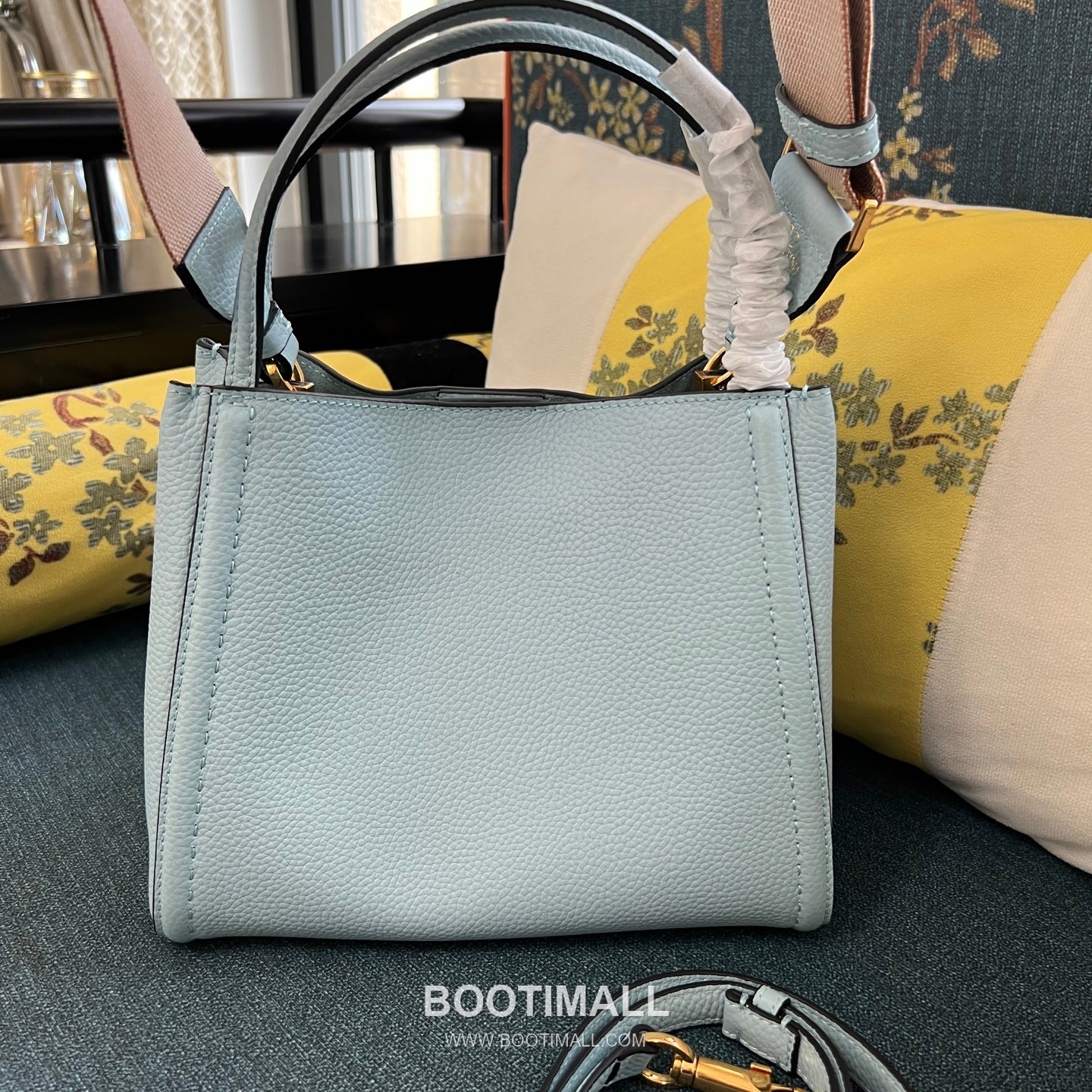 Valentino Garavani VLogo Signature Medium Grained Calfskin Tote Bag 발렌티노 가라바니 브이로고 시그니처 미디엄 2089M 그레인드 카프스킨 토트백 26cm 6