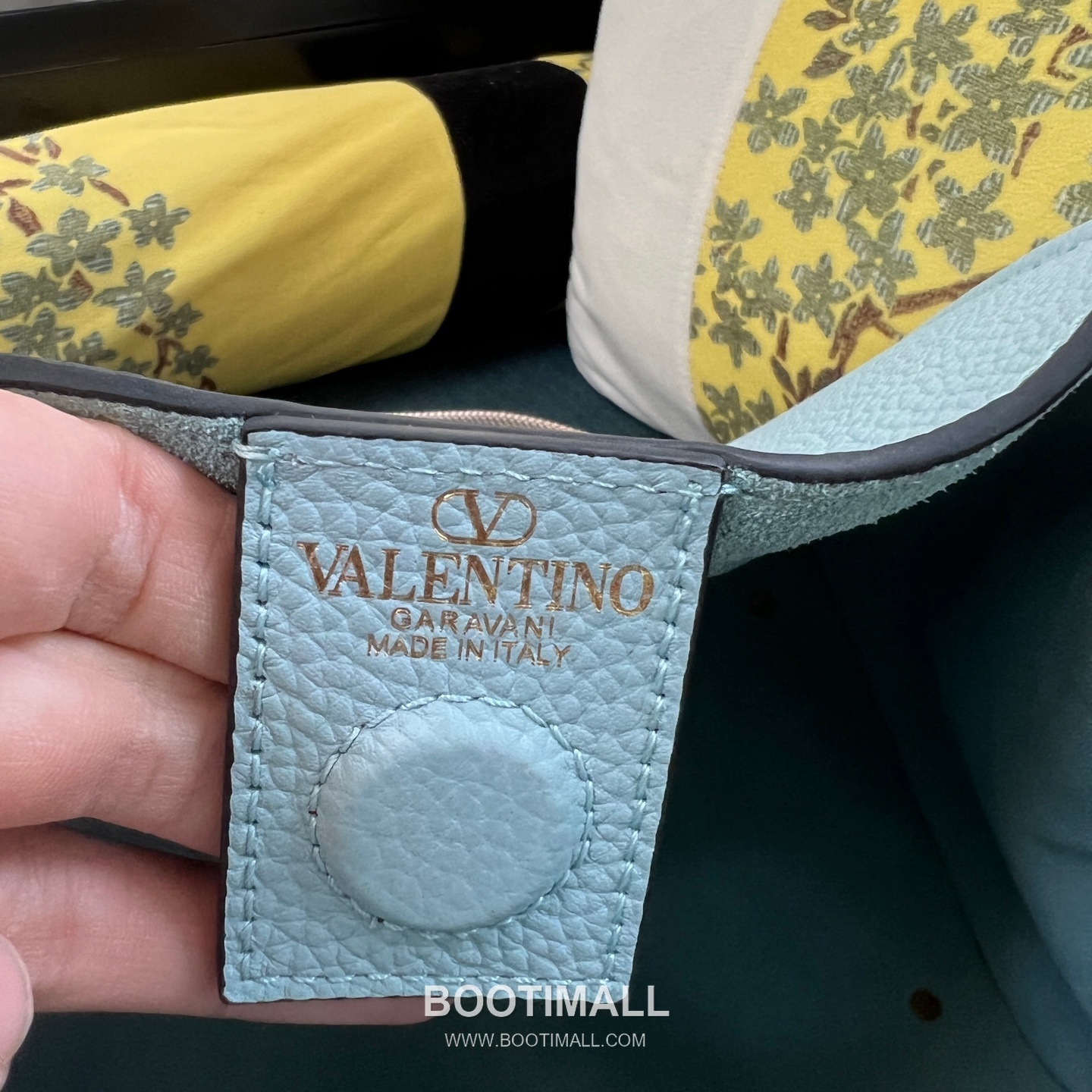 Valentino Garavani VLogo Signature Medium Grained Calfskin Tote Bag 발렌티노 가라바니 브이로고 시그니처 미디엄 2089M 그레인드 카프스킨 토트백 26cm 9