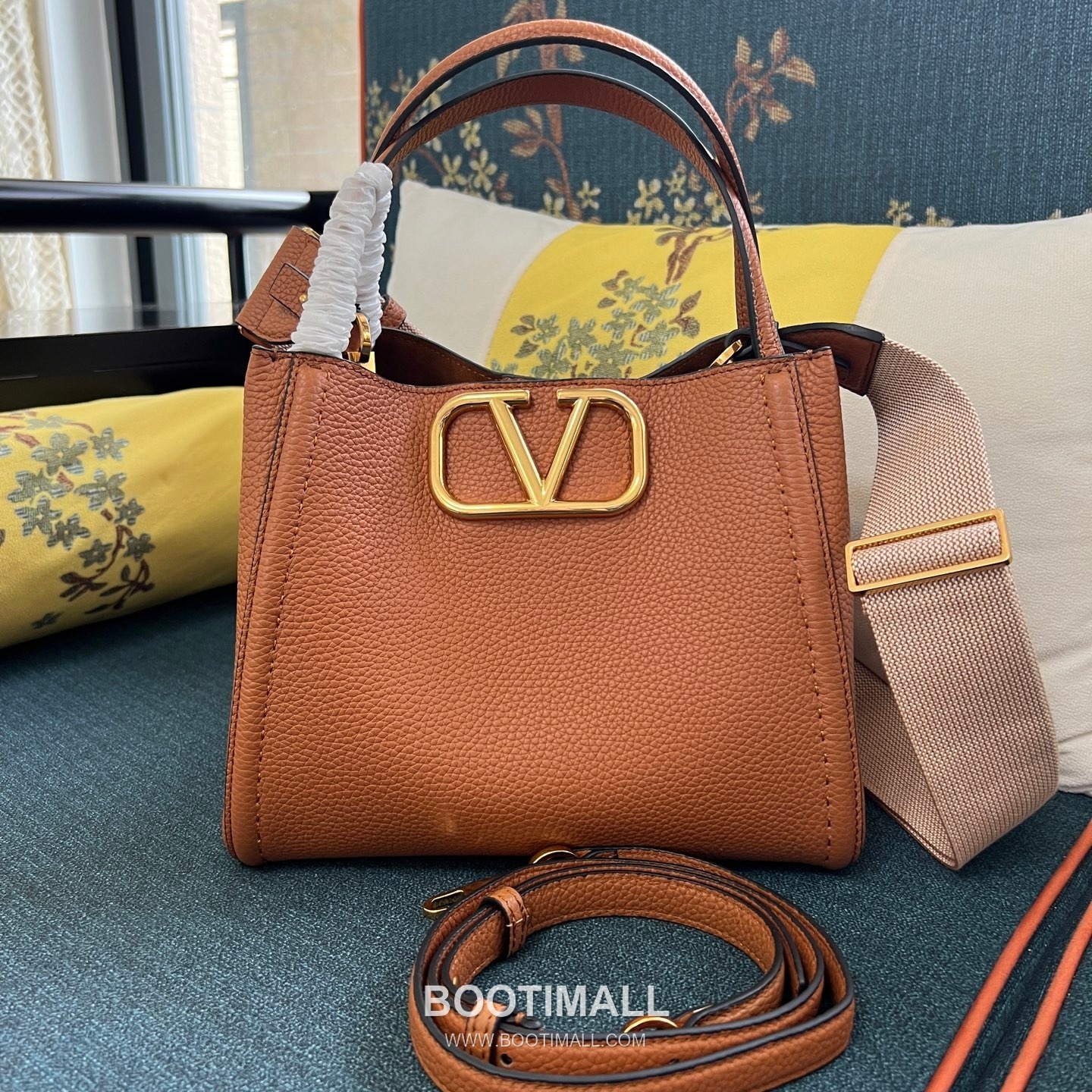 Valentino Garavani VLogo Signature Medium Grained Calfskin Tote Bag 발렌티노 가라바니 브이로고 시그니처 미디엄 2089M 그레인드 카프스킨 토트백 26cm 1