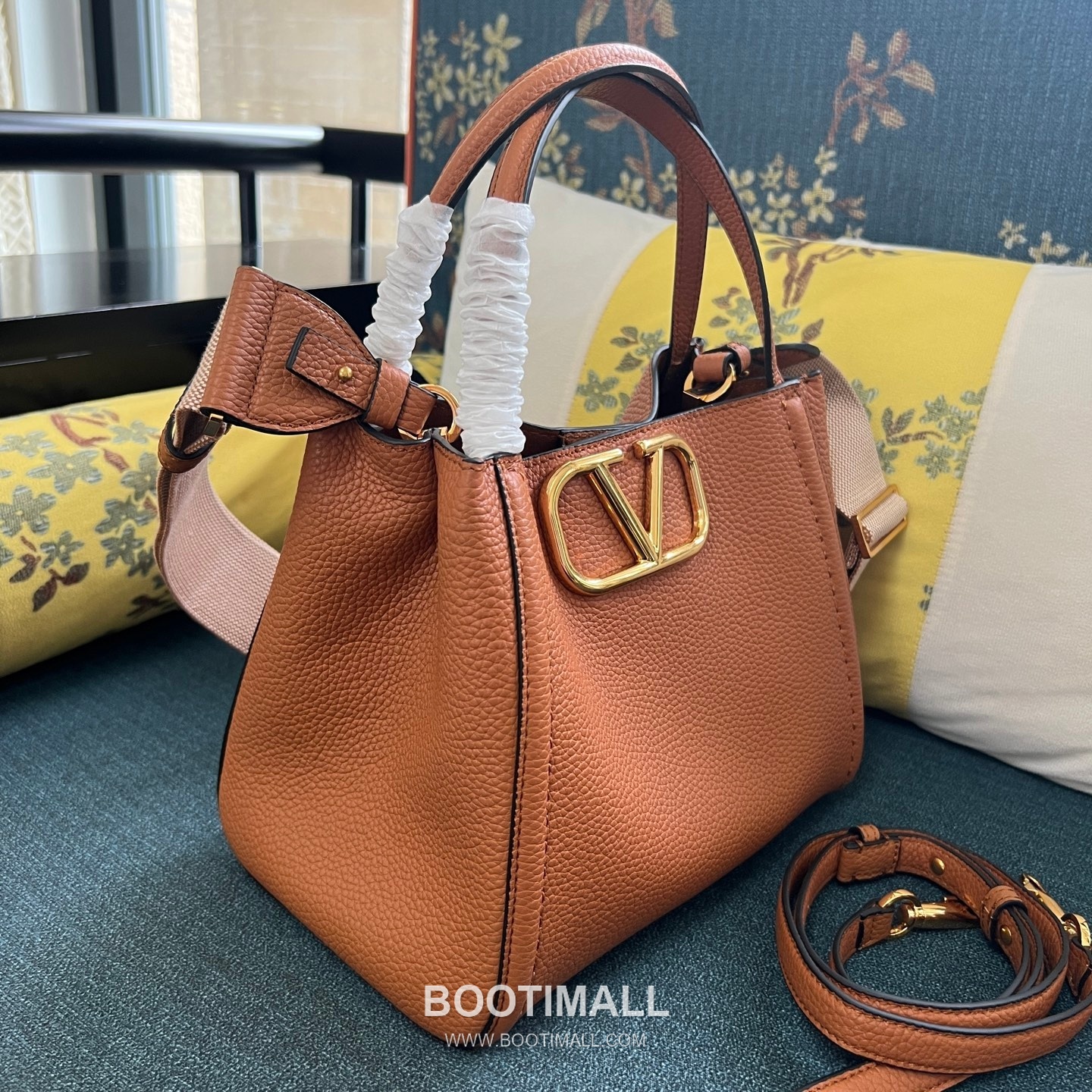 Valentino Garavani VLogo Signature Medium Grained Calfskin Tote Bag 발렌티노 가라바니 브이로고 시그니처 미디엄 2089M 그레인드 카프스킨 토트백 26cm 2