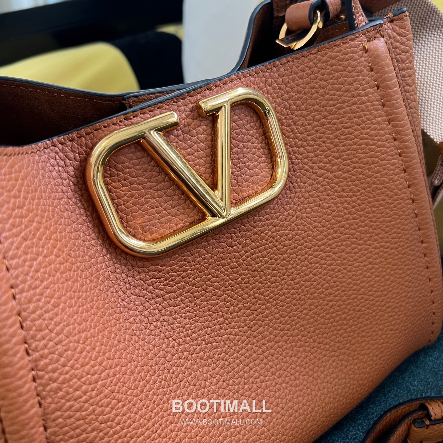 Valentino Garavani VLogo Signature Medium Grained Calfskin Tote Bag 발렌티노 가라바니 브이로고 시그니처 미디엄 2089M 그레인드 카프스킨 토트백 26cm 3
