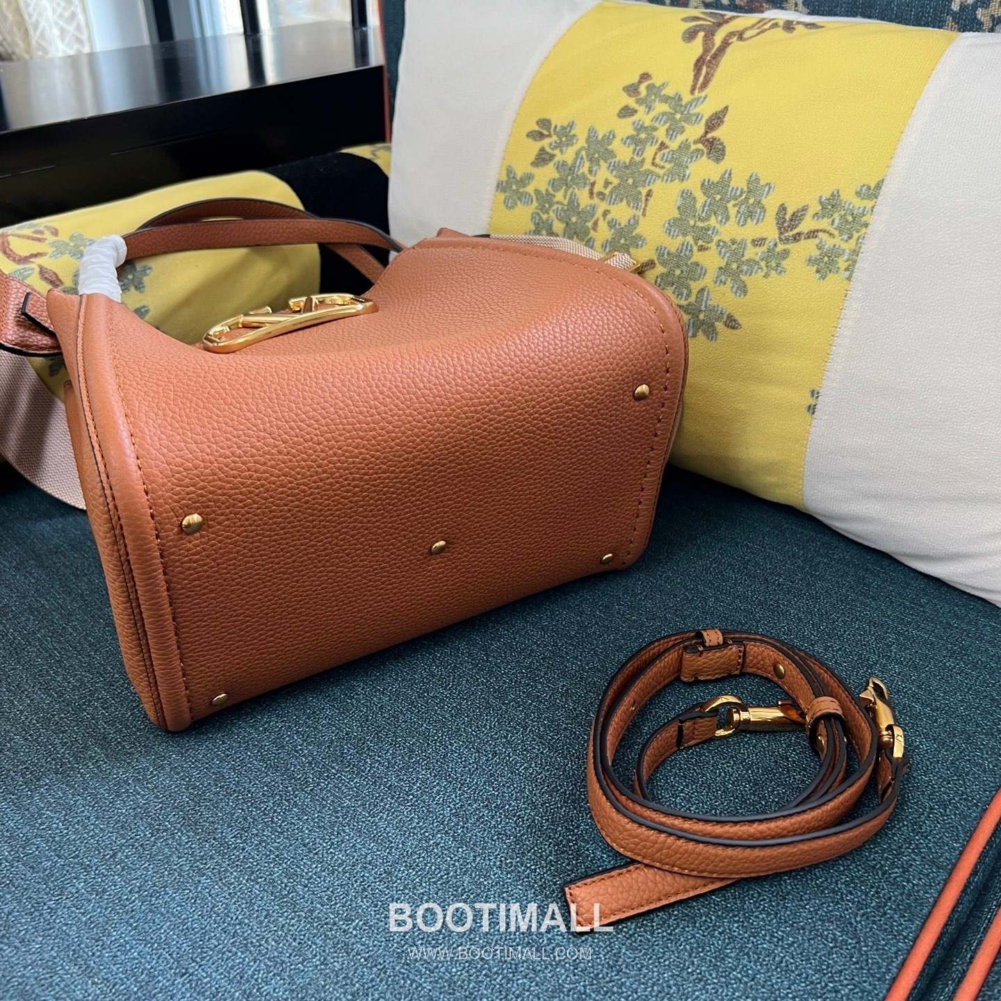 Valentino Garavani VLogo Signature Medium Grained Calfskin Tote Bag 발렌티노 가라바니 브이로고 시그니처 미디엄 2089M 그레인드 카프스킨 토트백 26cm 5