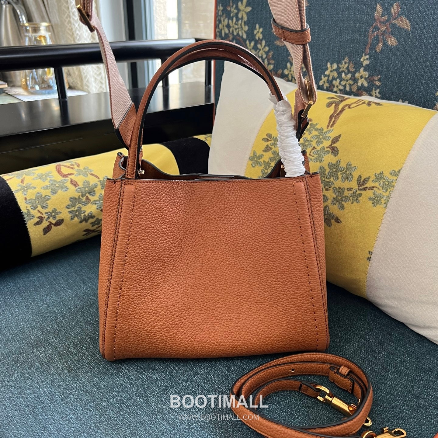 Valentino Garavani VLogo Signature Medium Grained Calfskin Tote Bag 발렌티노 가라바니 브이로고 시그니처 미디엄 2089M 그레인드 카프스킨 토트백 26cm 6
