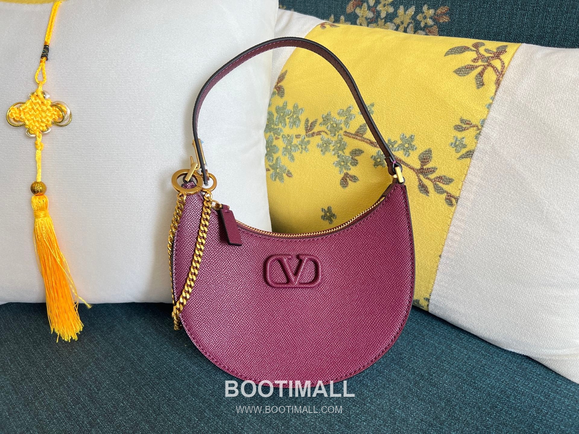 Valentino VLOGO Signature Mini Patent Calfskin Hobo Bag 발렌티노 브이로고 시그니처 미니 페이턴트 카프스킨 호보백 0069 20cm 1