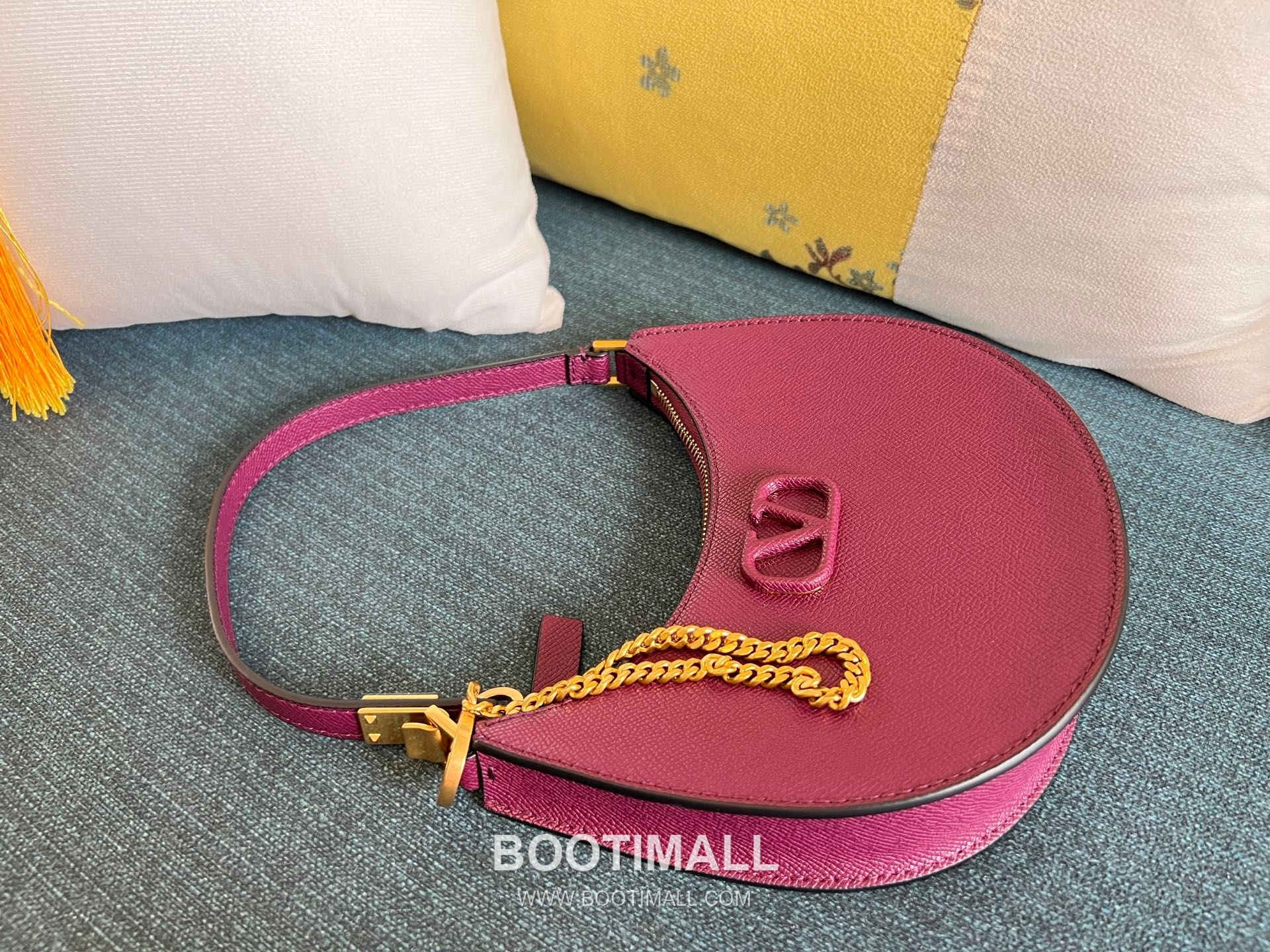 Valentino VLOGO Signature Mini Patent Calfskin Hobo Bag 발렌티노 브이로고 시그니처 미니 페이턴트 카프스킨 호보백 0069 20cm 2