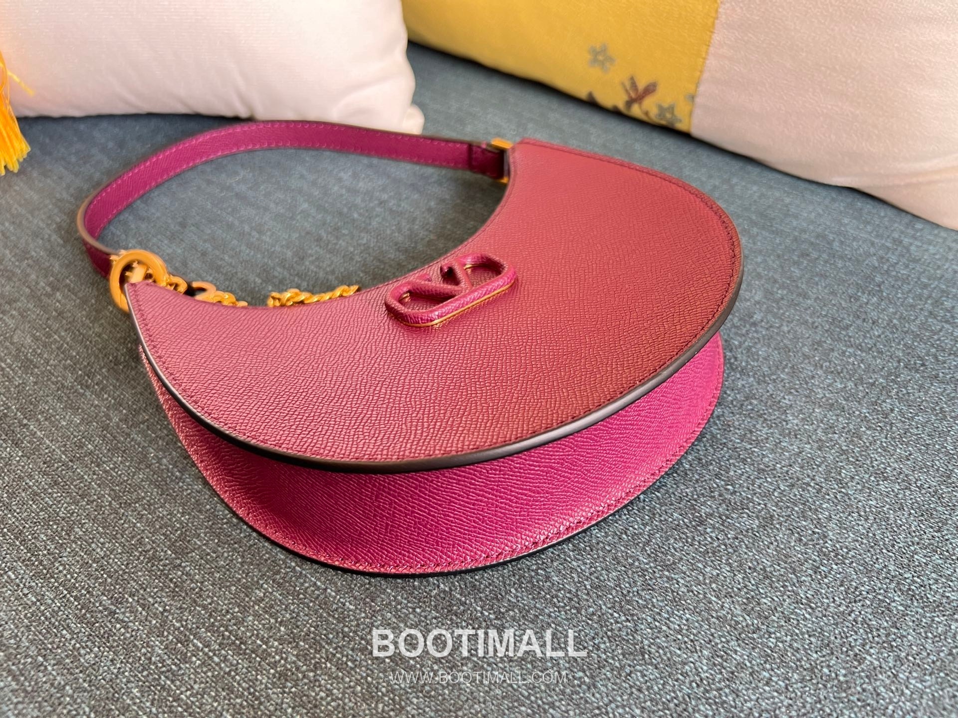 Valentino VLOGO Signature Mini Patent Calfskin Hobo Bag 발렌티노 브이로고 시그니처 미니 페이턴트 카프스킨 호보백 0069 20cm 3