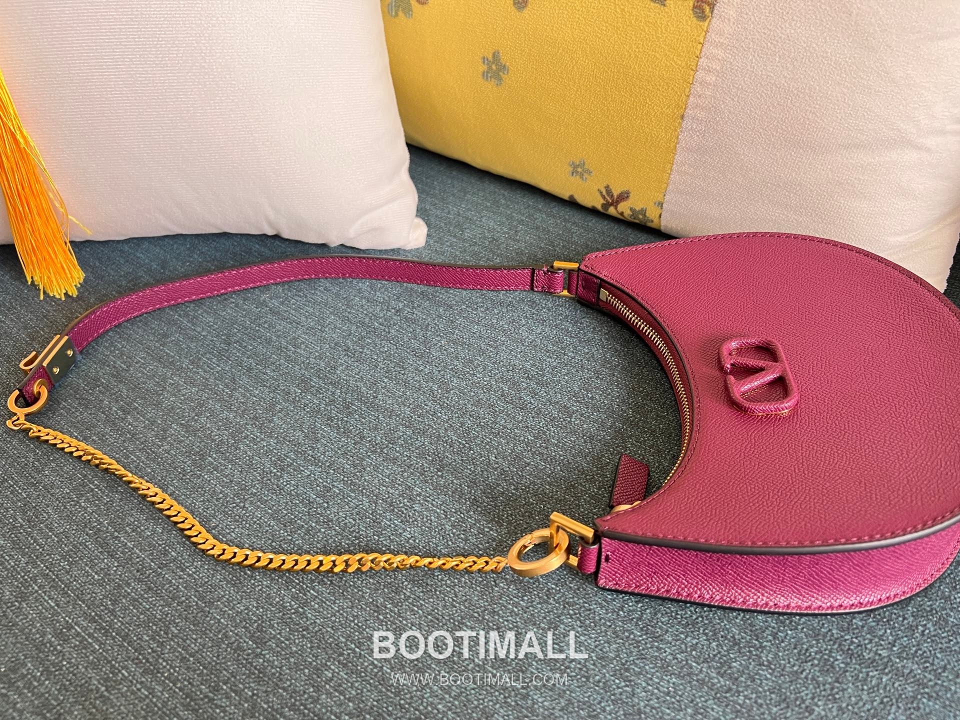 Valentino VLOGO Signature Mini Patent Calfskin Hobo Bag 발렌티노 브이로고 시그니처 미니 페이턴트 카프스킨 호보백 0069 20cm 6