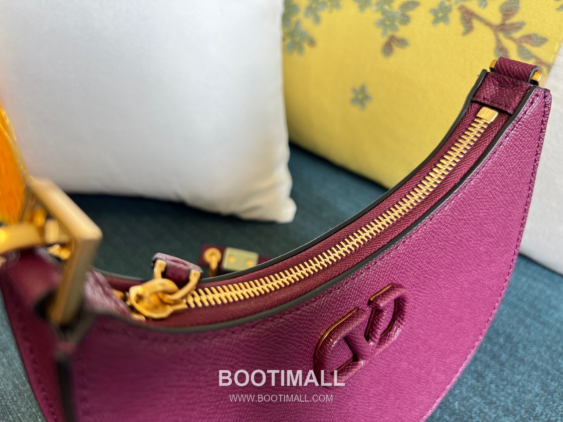 Valentino VLOGO Signature Mini Patent Calfskin Hobo Bag 발렌티노 브이로고 시그니처 미니 페이턴트 카프스킨 호보백 0069 20cm 7