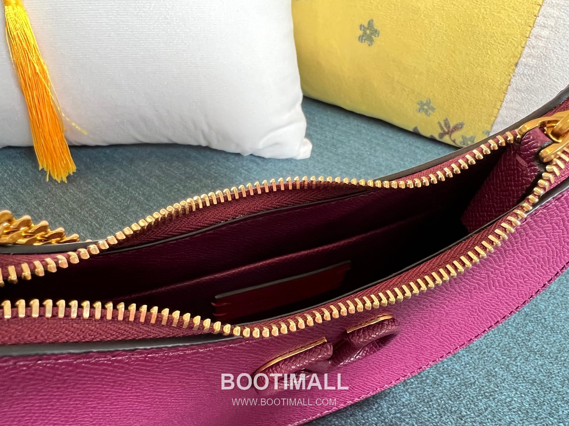 Valentino VLOGO Signature Mini Patent Calfskin Hobo Bag 발렌티노 브이로고 시그니처 미니 페이턴트 카프스킨 호보백 0069 20cm 8