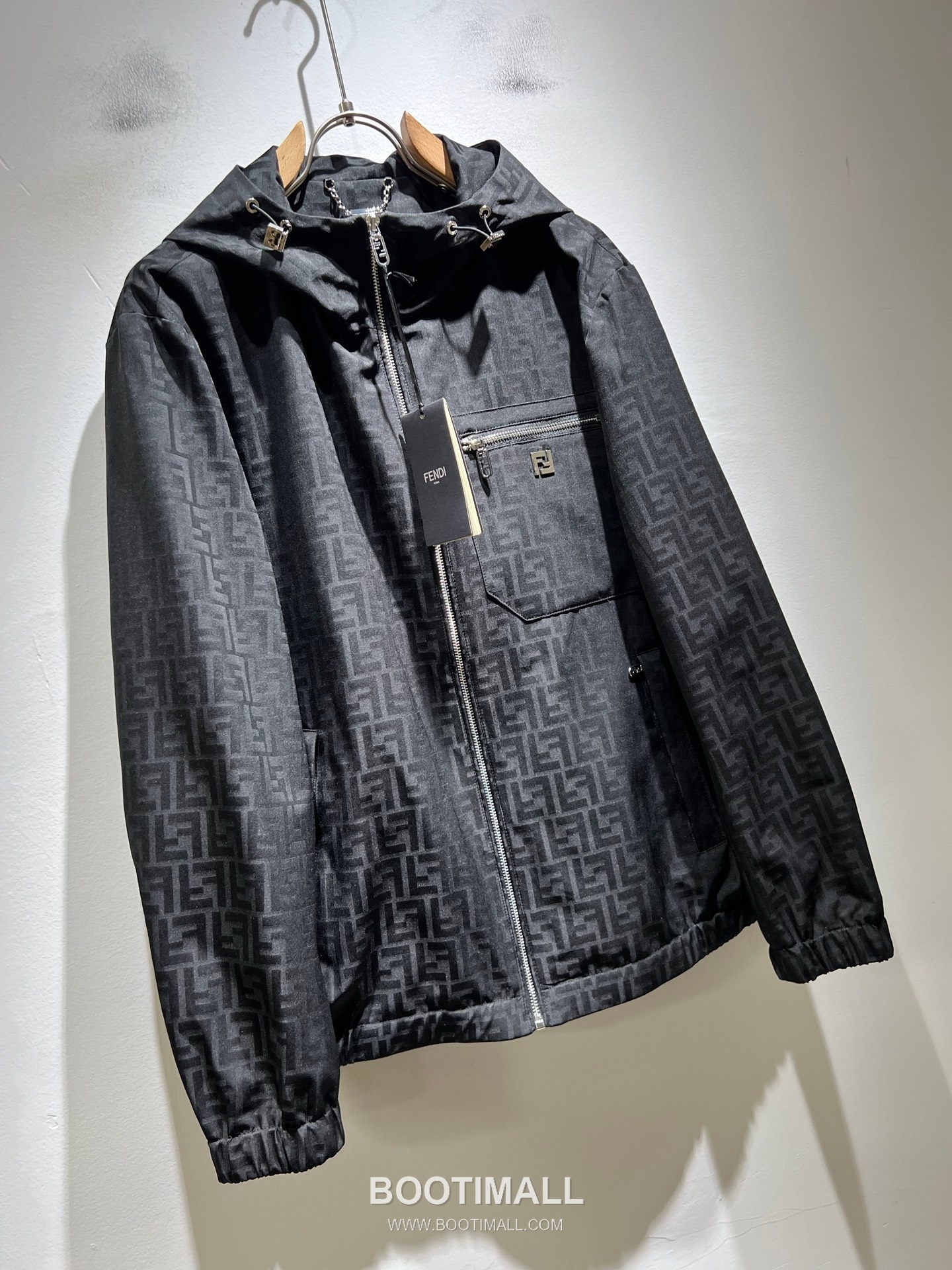 Fendi FF Logo Bugs Polyester Jacket Black White 펜디 FF 로고 벅스 폴리에스터 재킷 블랙 화이트 2