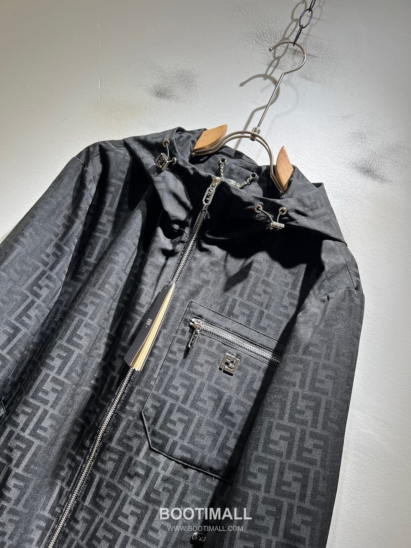 Fendi FF Logo Bugs Polyester Jacket Black White 펜디 FF 로고 벅스 폴리에스터 재킷 블랙 화이트 3