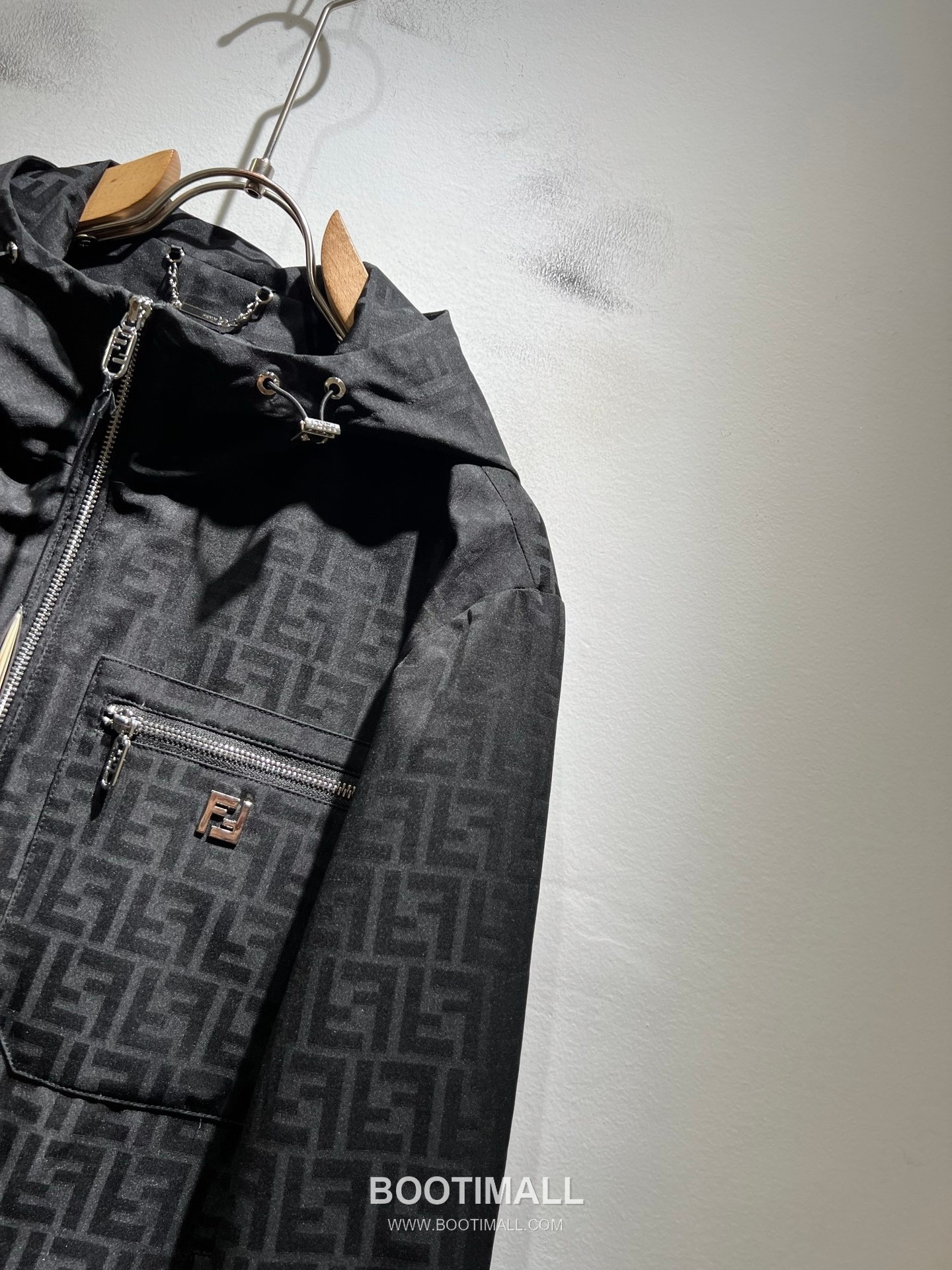 Fendi FF Logo Bugs Polyester Jacket Black White 펜디 FF 로고 벅스 폴리에스터 재킷 블랙 화이트 4