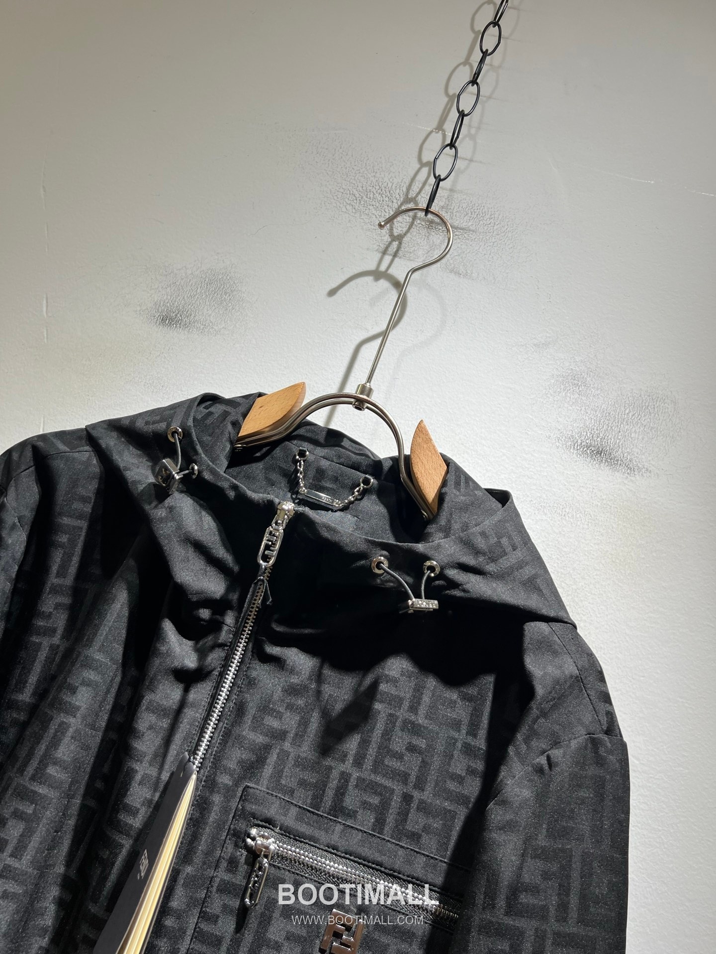 Fendi FF Logo Bugs Polyester Jacket Black White 펜디 FF 로고 벅스 폴리에스터 재킷 블랙 화이트 5