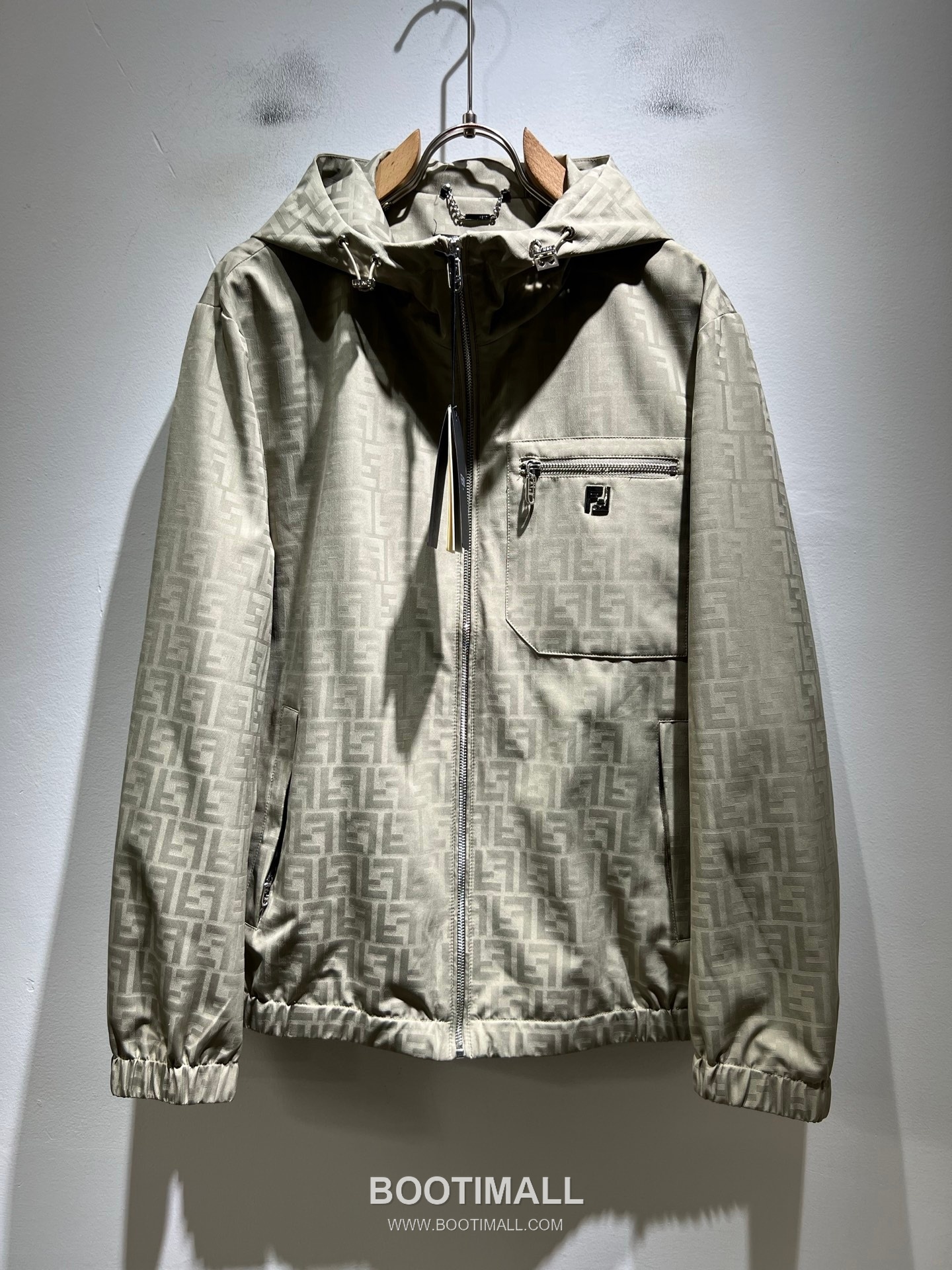 Fendi FF Logo Bugs Polyester Jacket Black White 펜디 FF 로고 벅스 폴리에스터 재킷 블랙 화이트 1