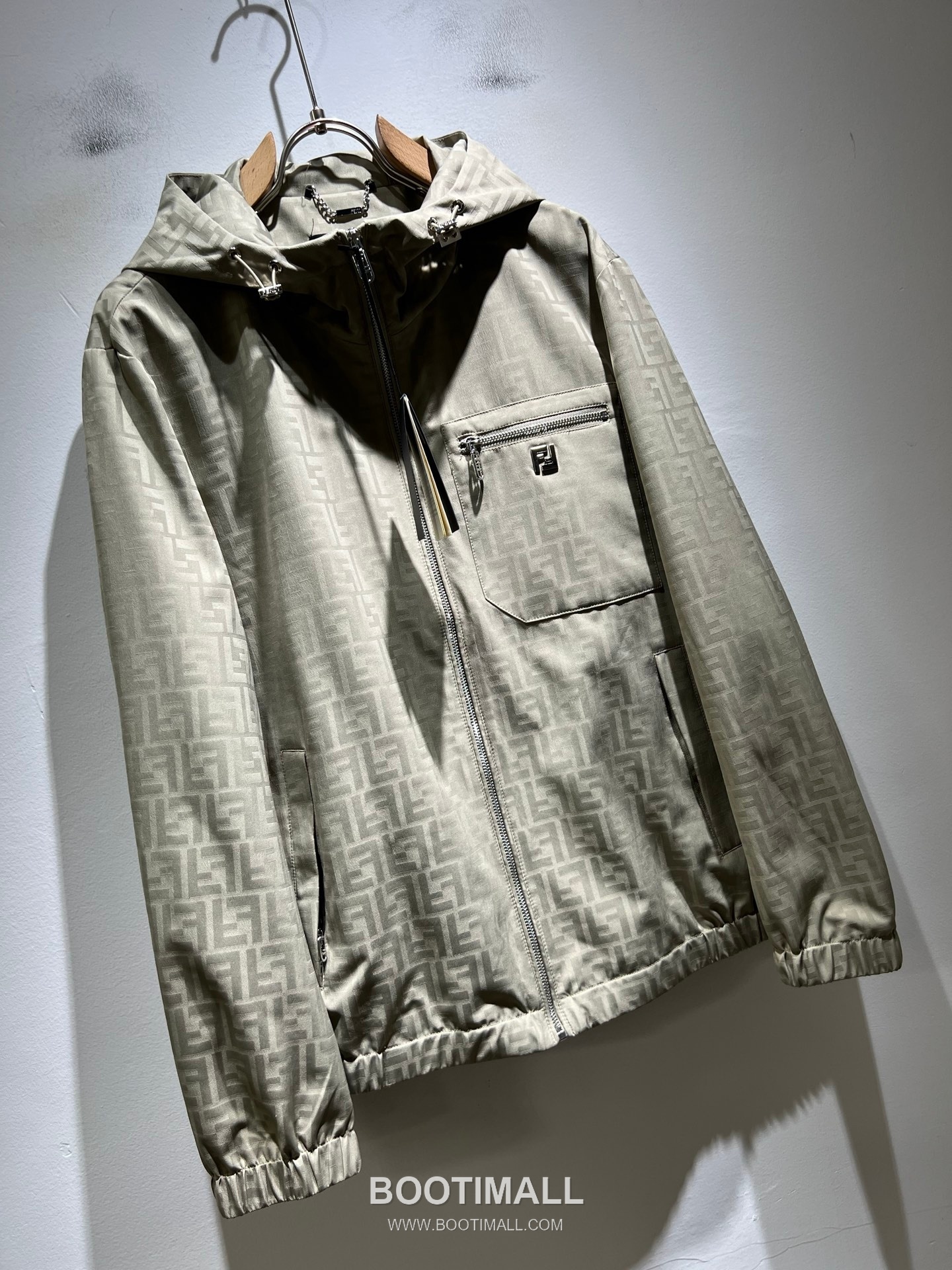 Fendi FF Logo Bugs Polyester Jacket Black White 펜디 FF 로고 벅스 폴리에스터 재킷 블랙 화이트 2