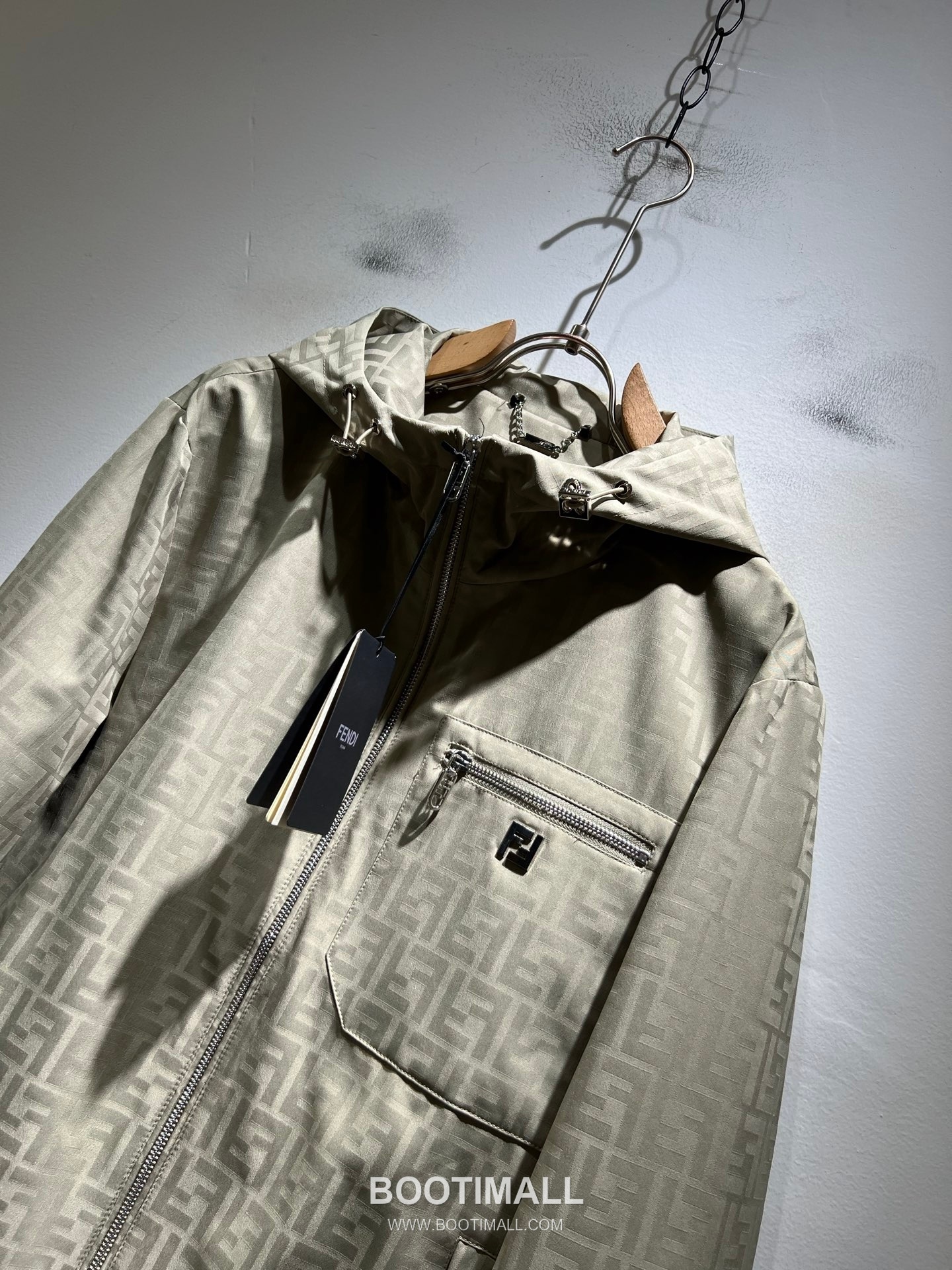 Fendi FF Logo Bugs Polyester Jacket Black White 펜디 FF 로고 벅스 폴리에스터 재킷 블랙 화이트 3