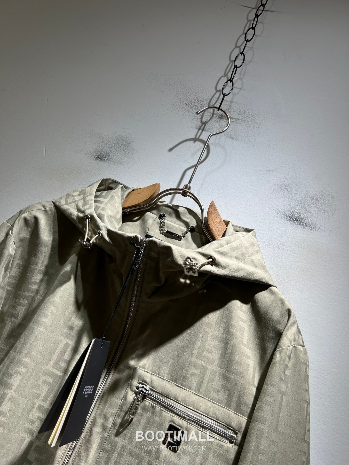 Fendi FF Logo Bugs Polyester Jacket Black White 펜디 FF 로고 벅스 폴리에스터 재킷 블랙 화이트 4