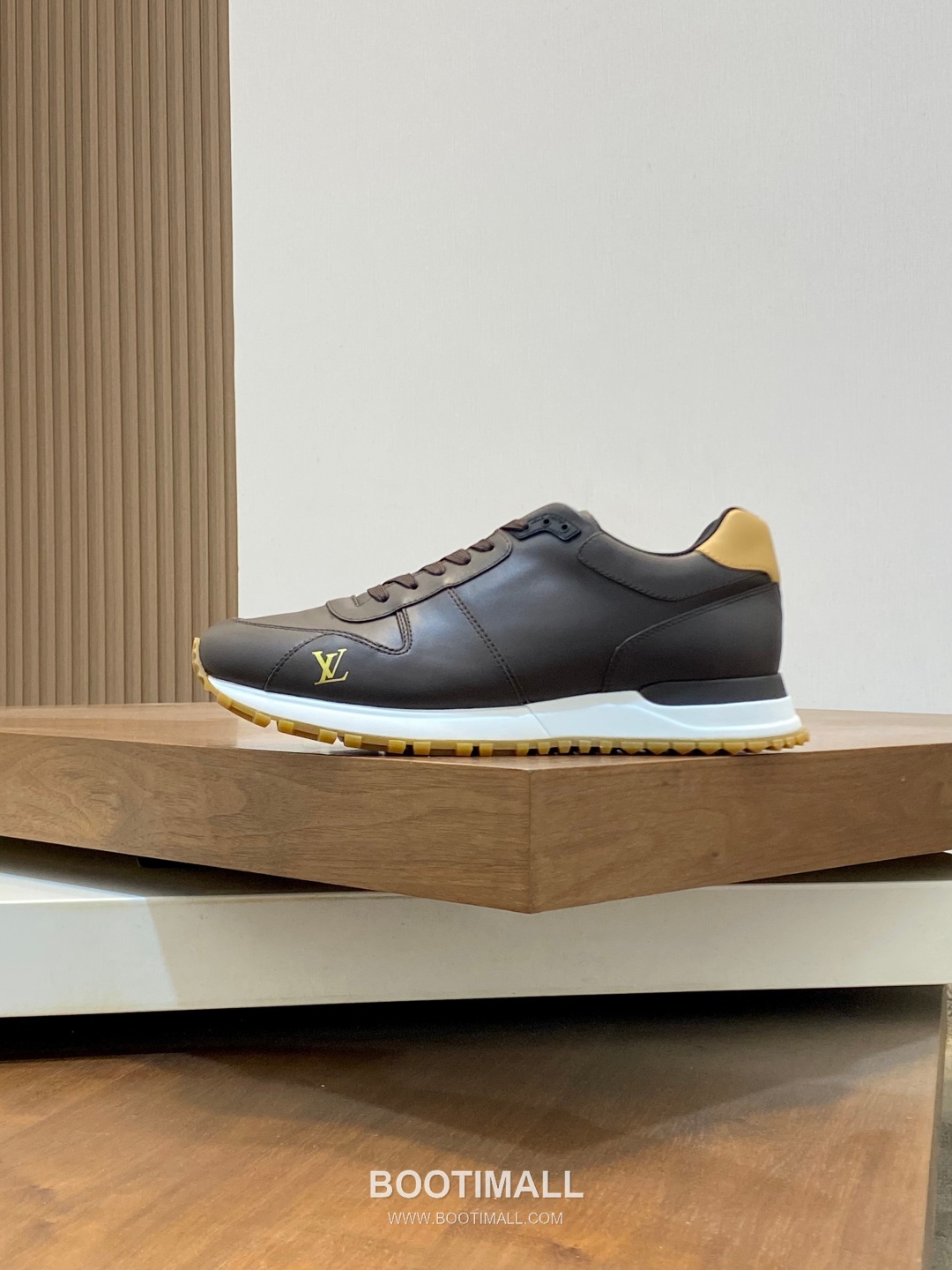 Louis Vuitton Run Away Smooth Leather White Sneakers 루이비통 런 어웨이 스무스 레더 화이트 스니커즈 2