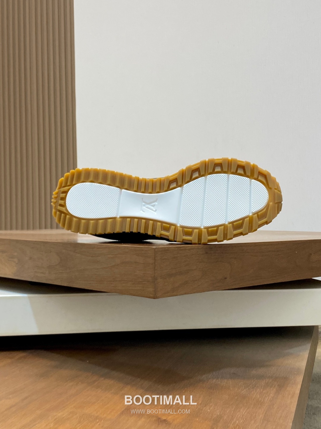 Louis Vuitton Run Away Smooth Leather White Sneakers 루이비통 런 어웨이 스무스 레더 화이트 스니커즈 9