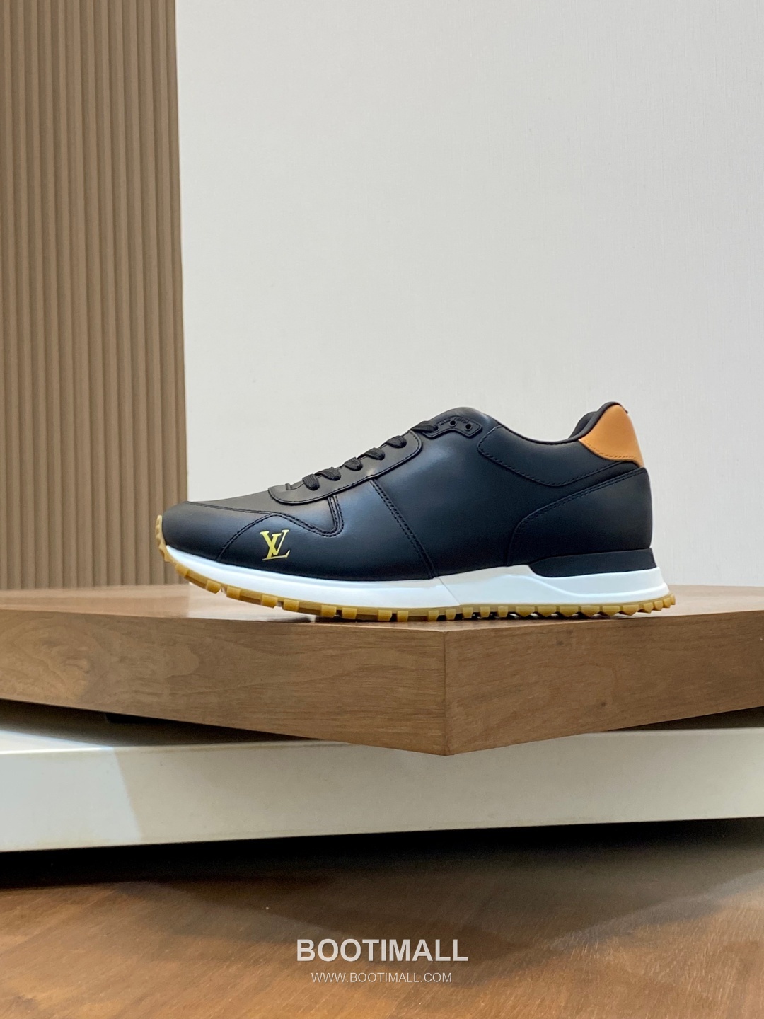 Louis Vuitton Run Away Smooth Leather White Sneakers 루이비통 런 어웨이 스무스 레더 화이트 스니커즈 2