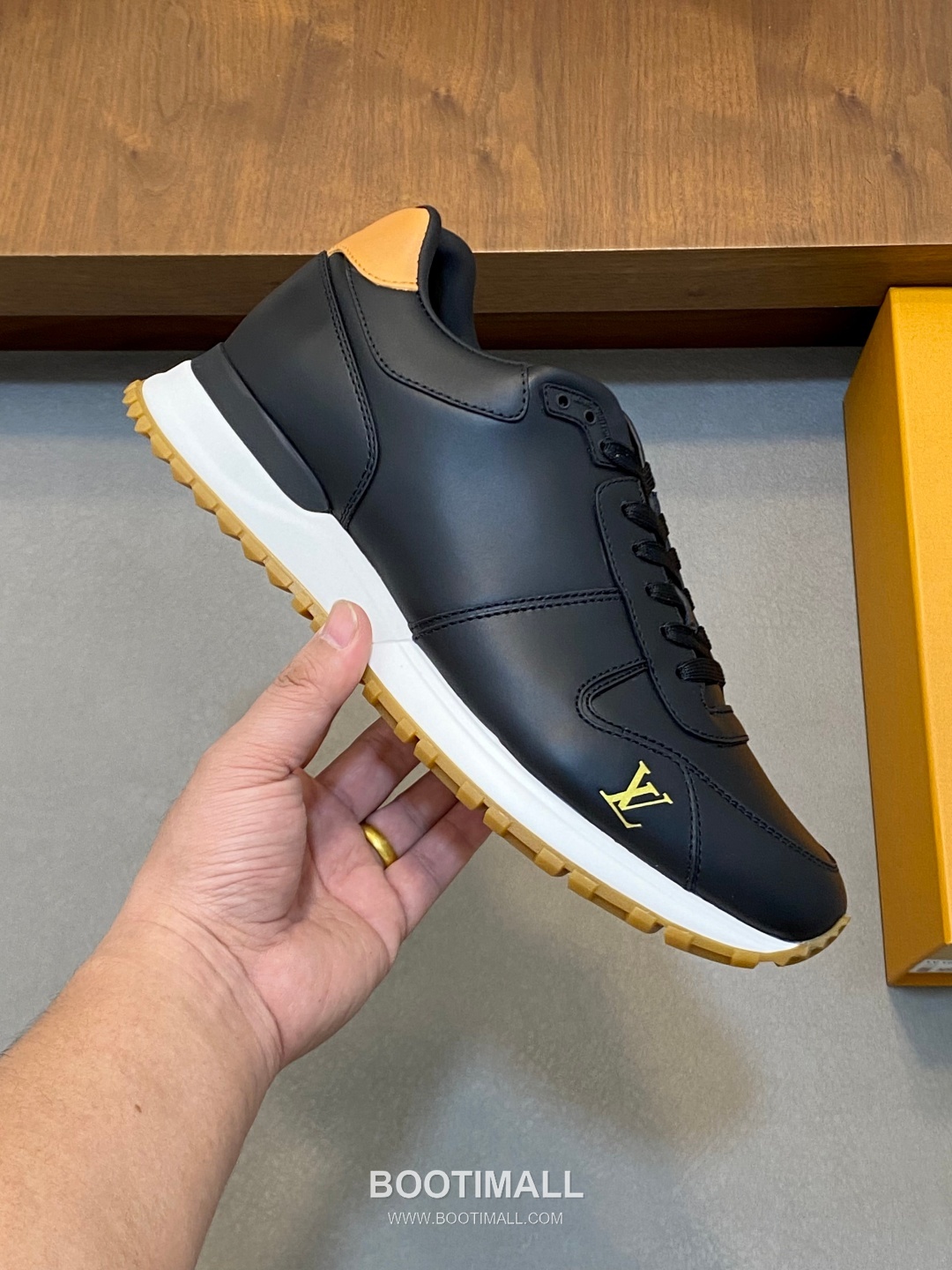 Louis Vuitton Run Away Smooth Leather White Sneakers 루이비통 런 어웨이 스무스 레더 화이트 스니커즈 4