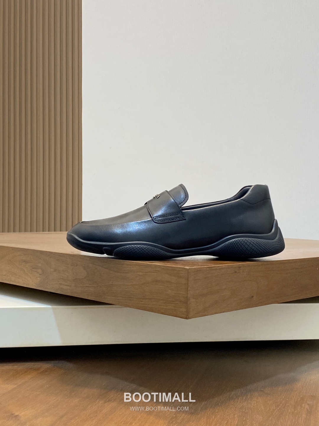 Prada Metallic Logo Calfskin Leather Slip-On Loafer Sneakers 프라다 메탈릭 로고 송아지 가죽 슬립온 로퍼 스니커즈 2