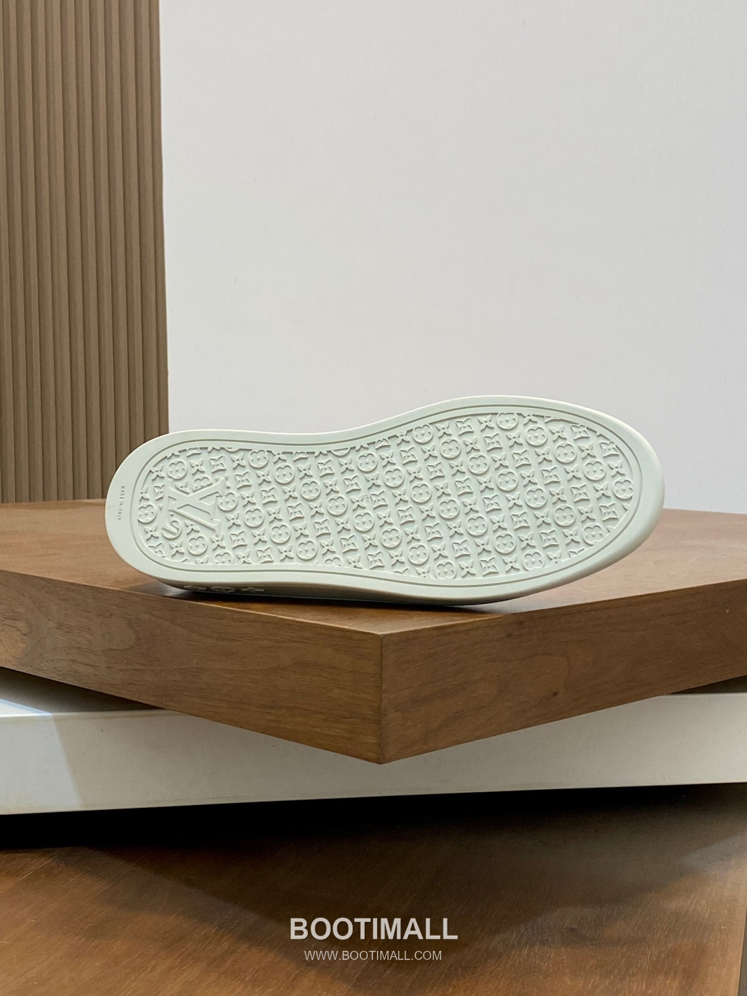 Louis Vuitton Monogram Logo Leather Mesh White Sneakers 루이비통 모노그램 로고 레더 메쉬 화이트 스니커즈 9