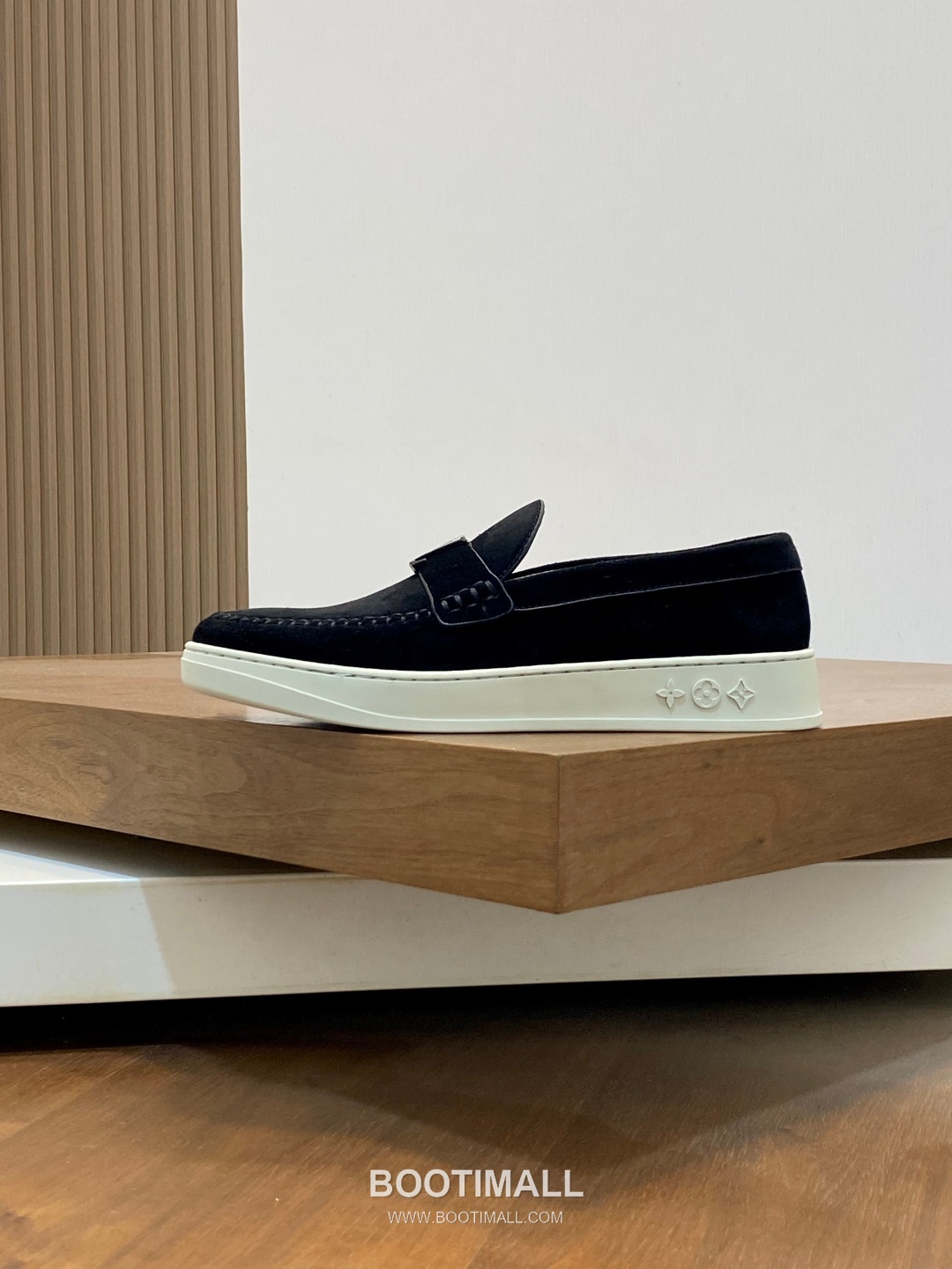 Louis Vuitton Monogram Logo Leather Mesh White Sneakers 루이비통 모노그램 로고 레더 메쉬 화이트 스니커즈 2