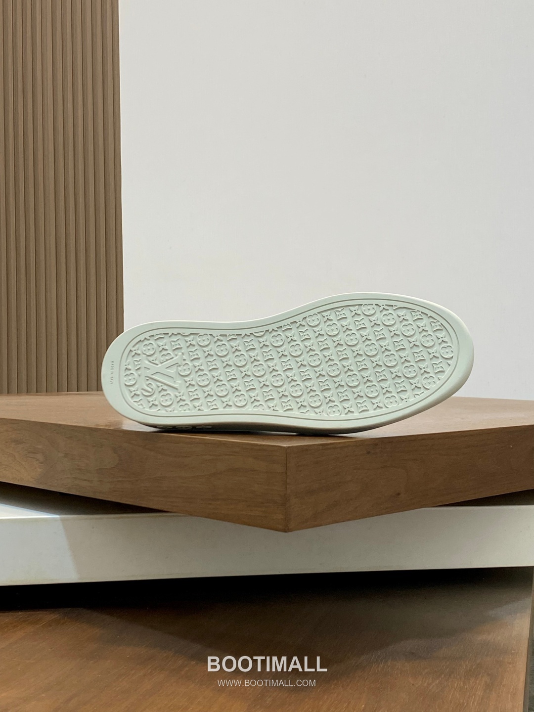 Louis Vuitton Monogram Logo Leather Mesh White Sneakers 루이비통 모노그램 로고 레더 메쉬 화이트 스니커즈 9