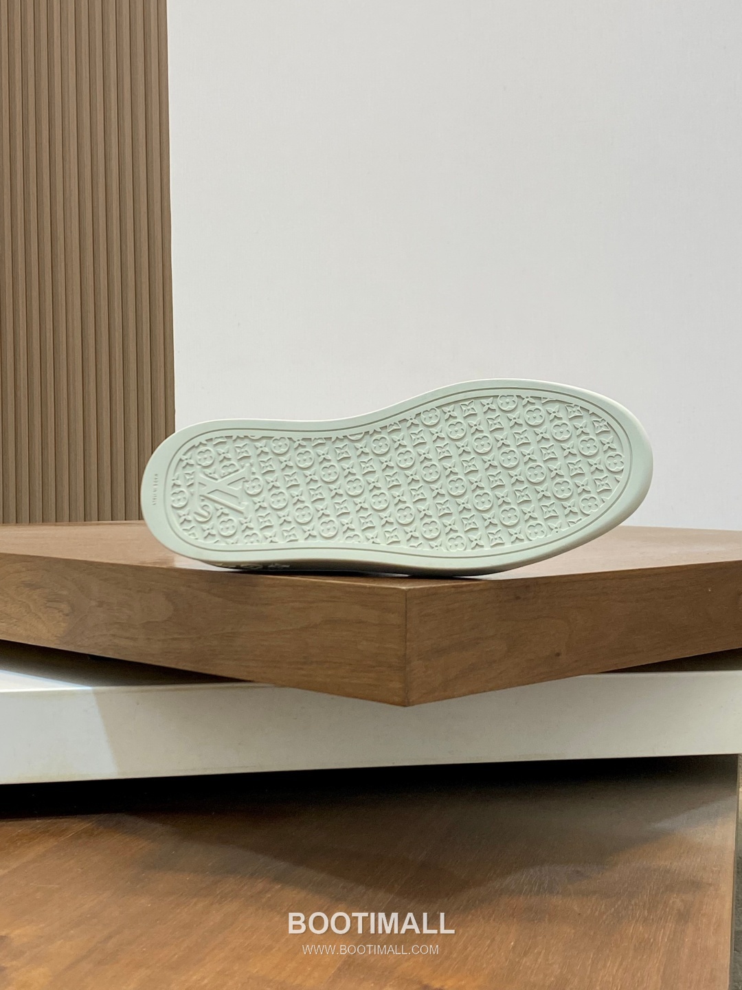 Louis Vuitton Monogram Logo Leather Mesh White Sneakers 루이비통 모노그램 로고 레더 메쉬 화이트 스니커즈 9