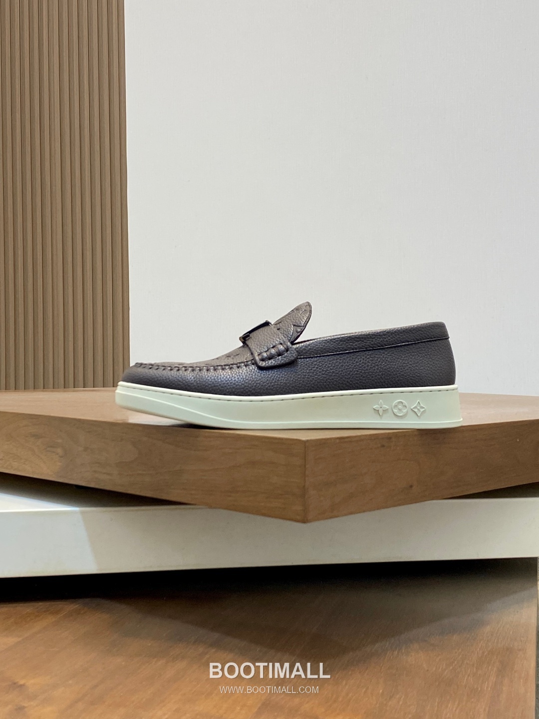 Louis Vuitton Monogram Logo Leather Mesh White Sneakers 루이비통 모노그램 로고 레더 메쉬 화이트 스니커즈 2