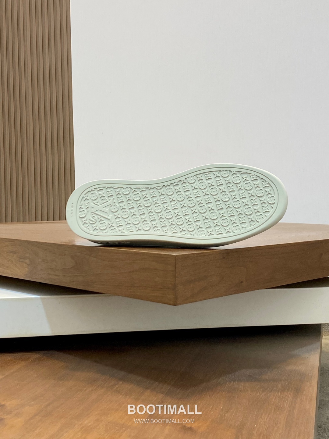 Louis Vuitton Monogram Logo Leather Mesh White Sneakers 루이비통 모노그램 로고 레더 메쉬 화이트 스니커즈 9