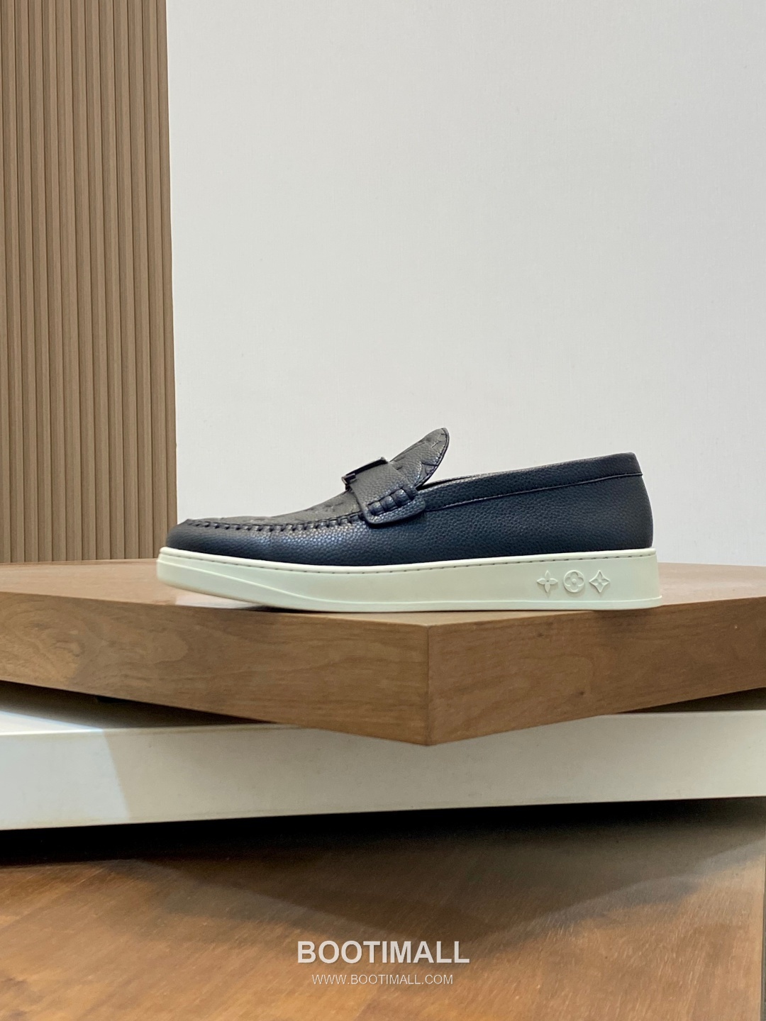 Louis Vuitton Monogram Logo Leather Mesh White Sneakers 루이비통 모노그램 로고 레더 메쉬 화이트 스니커즈 2