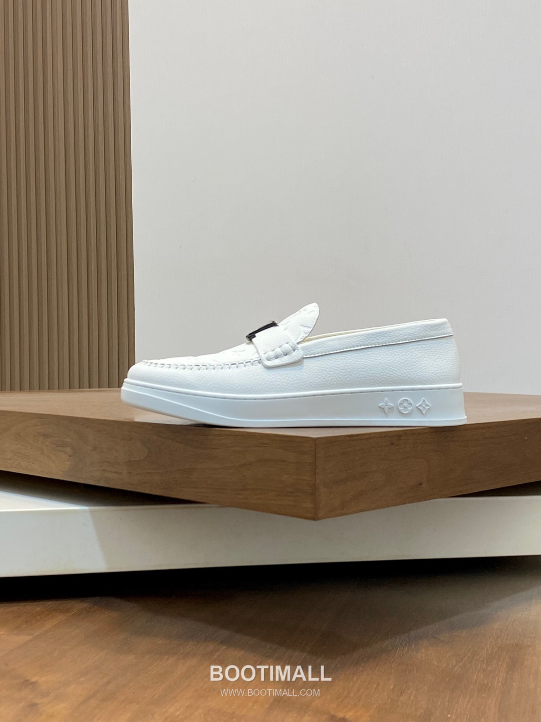 Louis Vuitton Monogram Logo Leather Mesh White Sneakers 루이비통 모노그램 로고 레더 메쉬 화이트 스니커즈 2