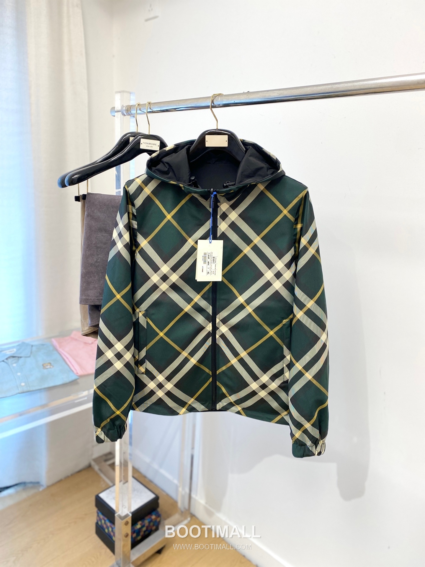 Burberry Reversible Embroidered Logo Jacket Navy Beige 버버리 리버서블 엠브로이더드 로고 자켓 네이비 베이지 P410 1