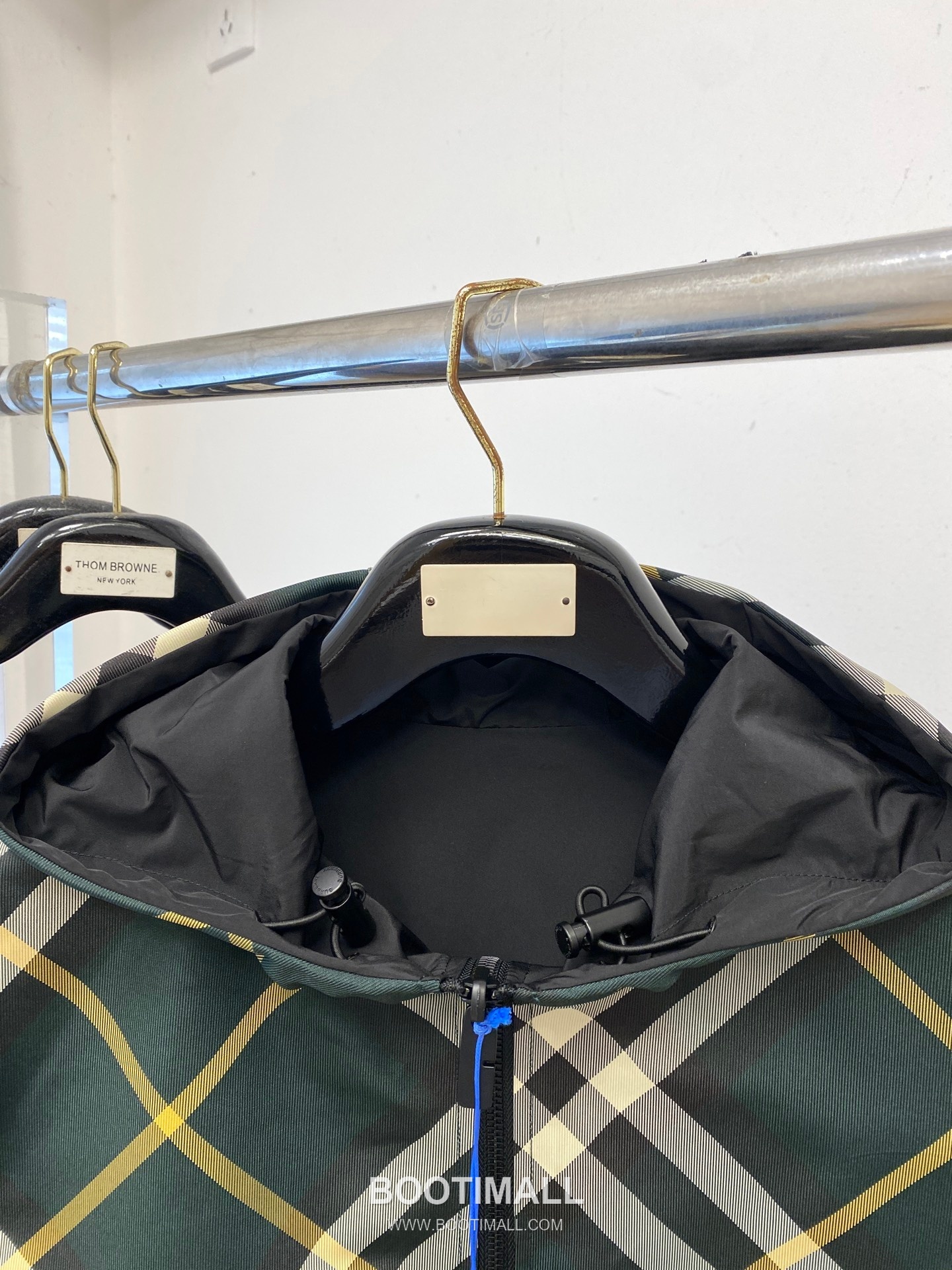 Burberry Reversible Embroidered Logo Jacket Navy Beige 버버리 리버서블 엠브로이더드 로고 자켓 네이비 베이지 P410 2