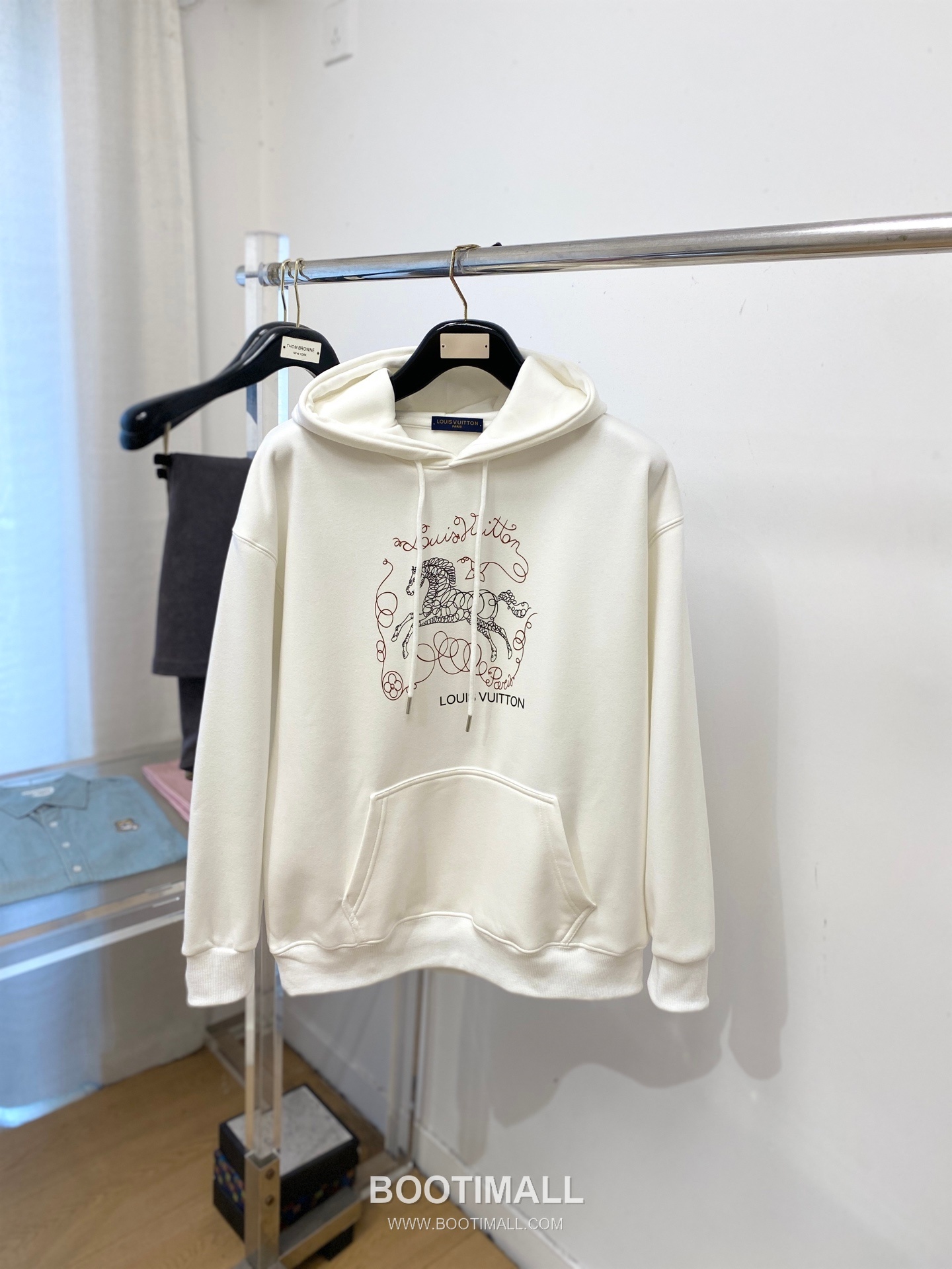 Louis Vuitton Logo Print Fleece-Lined Cotton Sweatshirt Black 루이비통 로고 프린트 기모 안감 코튼 스웨트셔츠 블랙 1