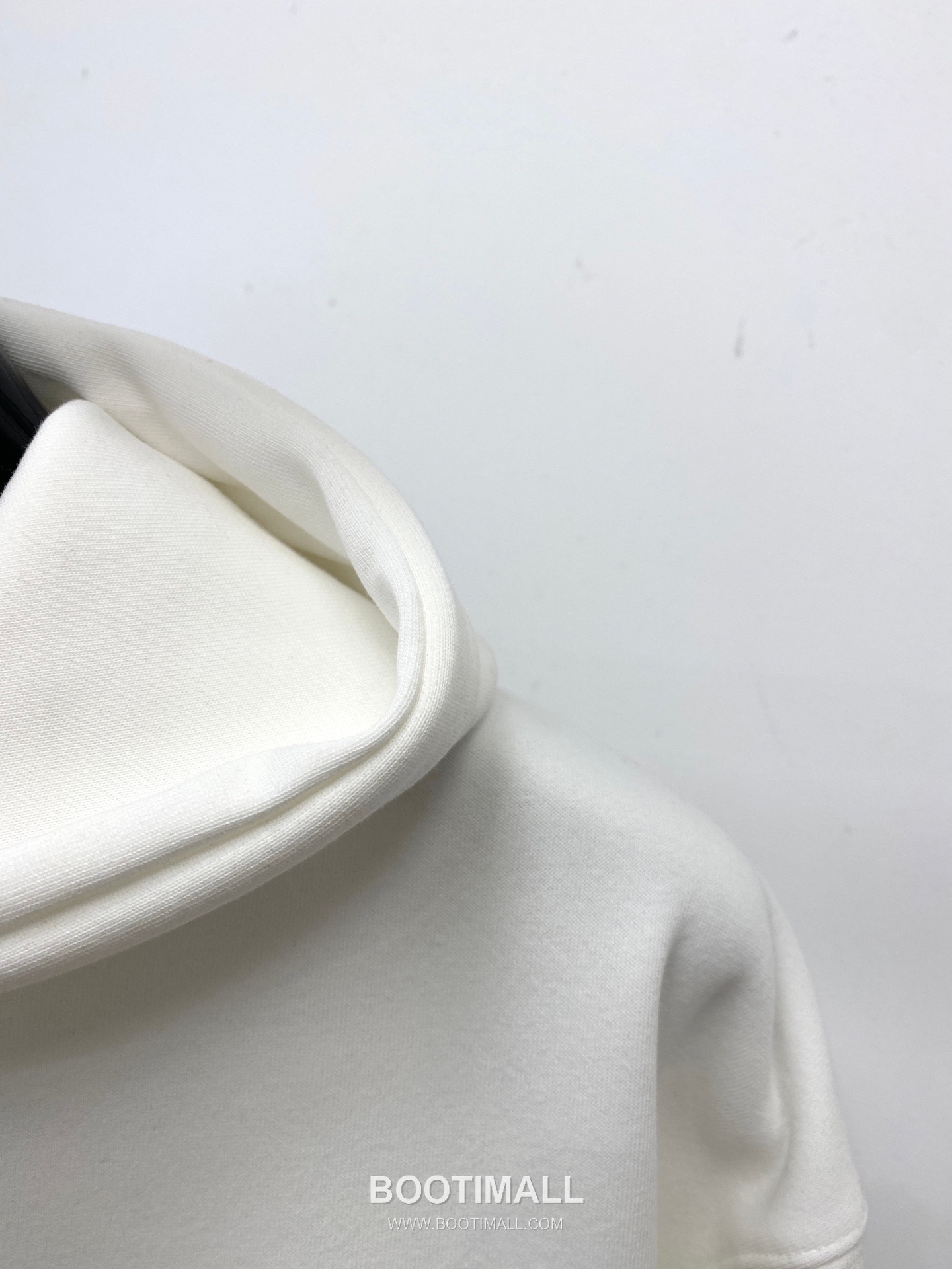 Louis Vuitton Logo Print Fleece-Lined Cotton Sweatshirt Black 루이비통 로고 프린트 기모 안감 코튼 스웨트셔츠 블랙 3