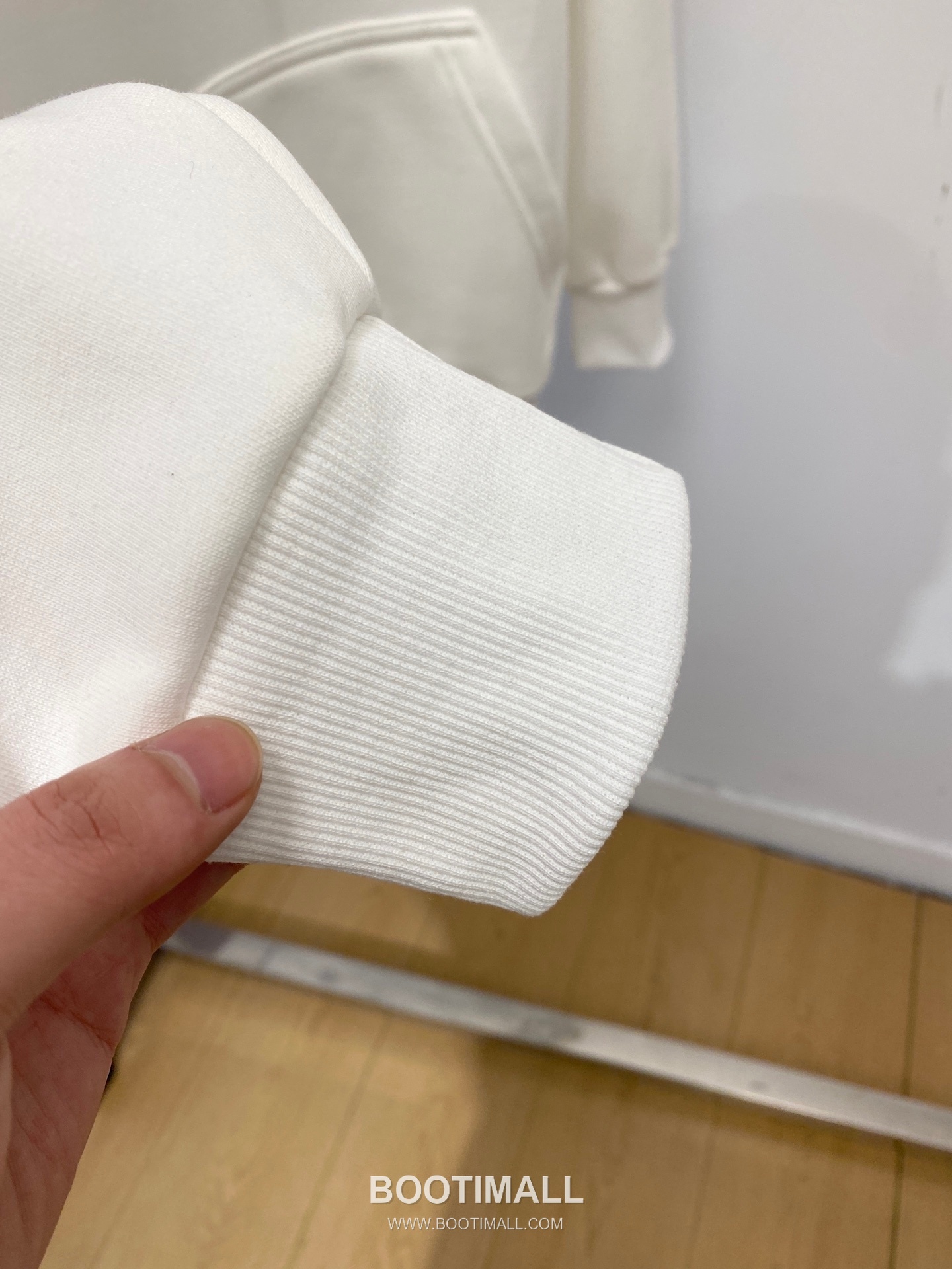 Louis Vuitton Logo Print Fleece-Lined Cotton Sweatshirt Black 루이비통 로고 프린트 기모 안감 코튼 스웨트셔츠 블랙 7