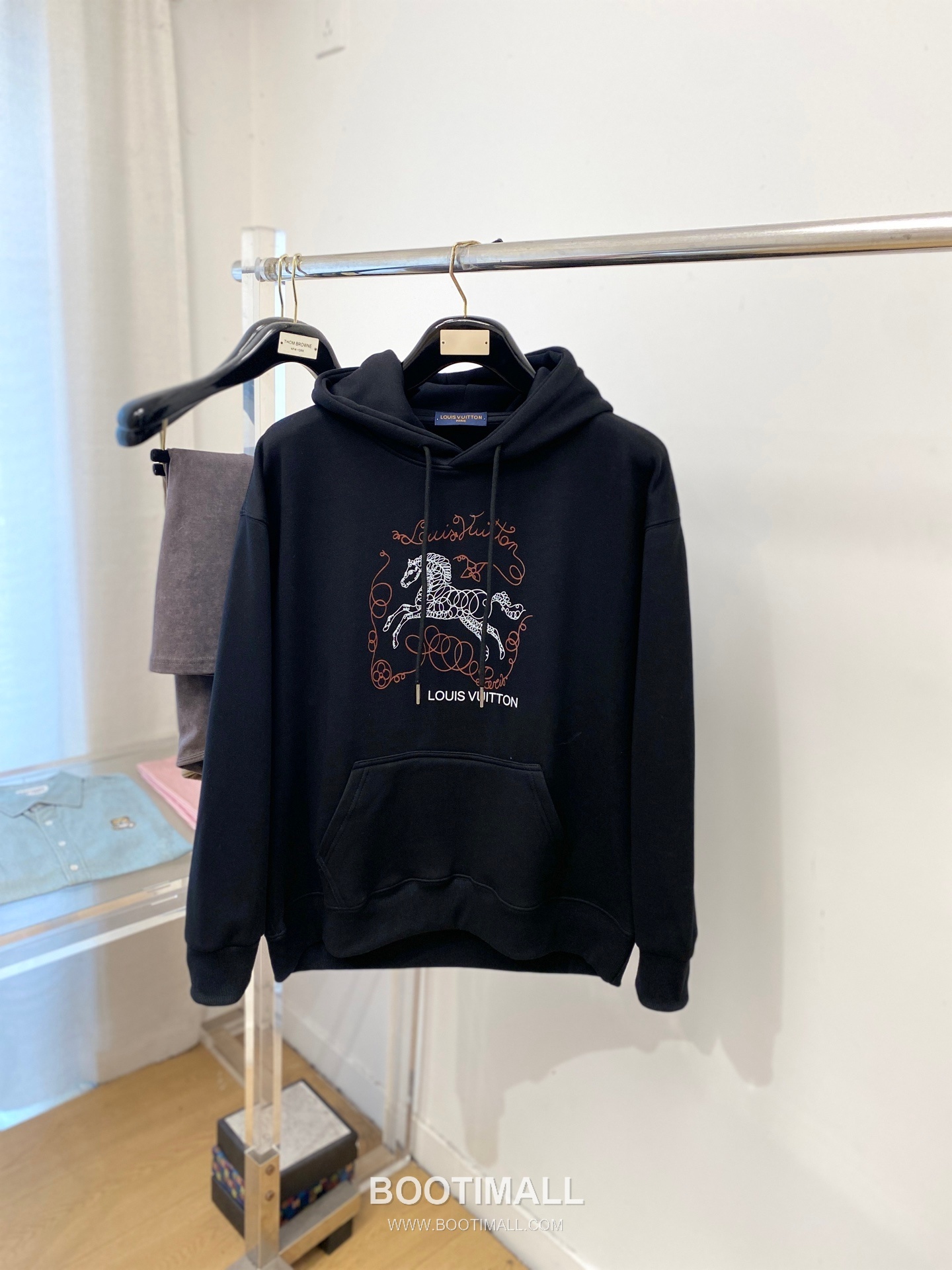 Louis Vuitton Logo Print Fleece-Lined Cotton Sweatshirt Black 루이비통 로고 프린트 기모 안감 코튼 스웨트셔츠 블랙 1