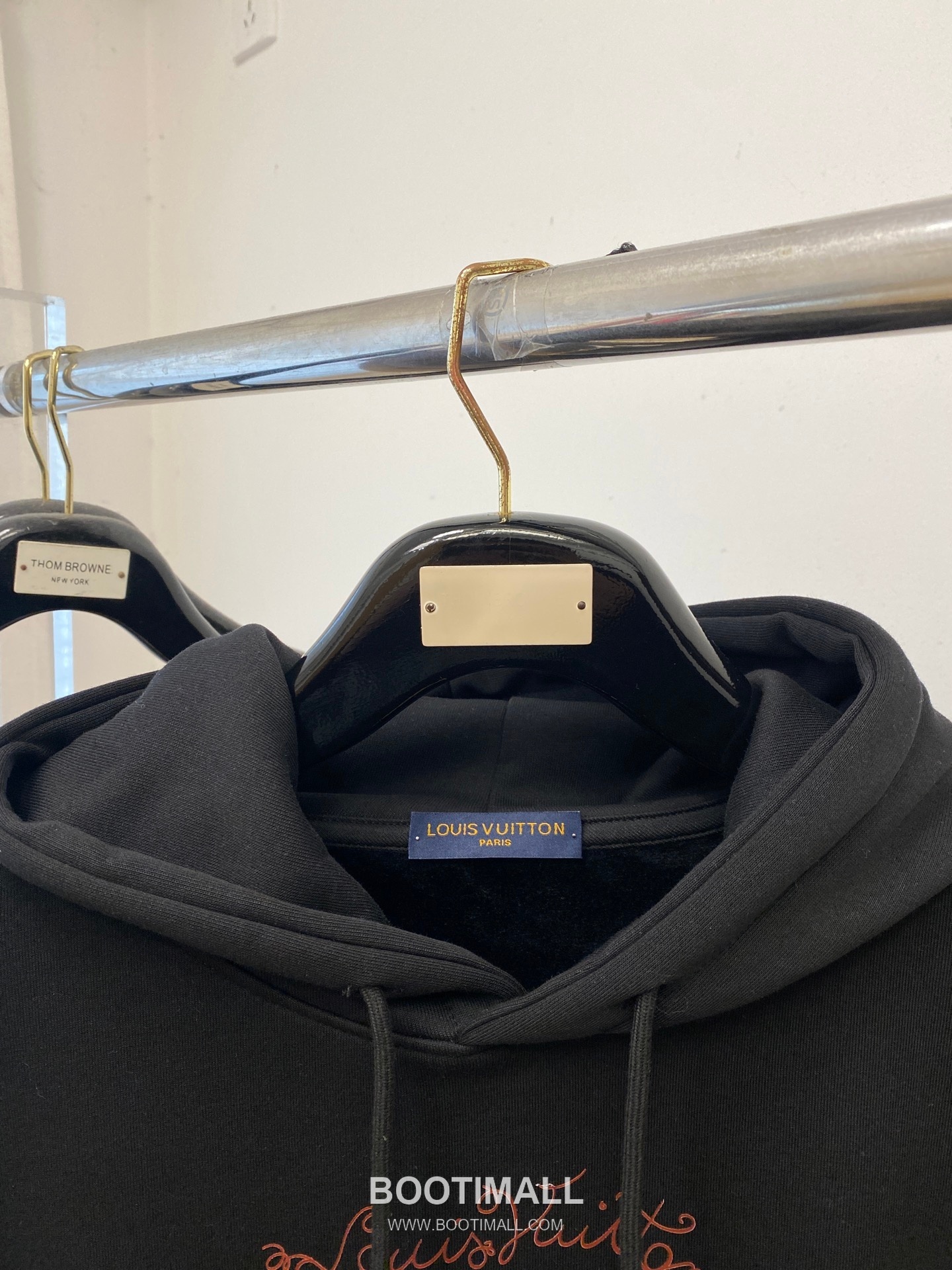 Louis Vuitton Logo Print Fleece-Lined Cotton Sweatshirt Black 루이비통 로고 프린트 기모 안감 코튼 스웨트셔츠 블랙 2